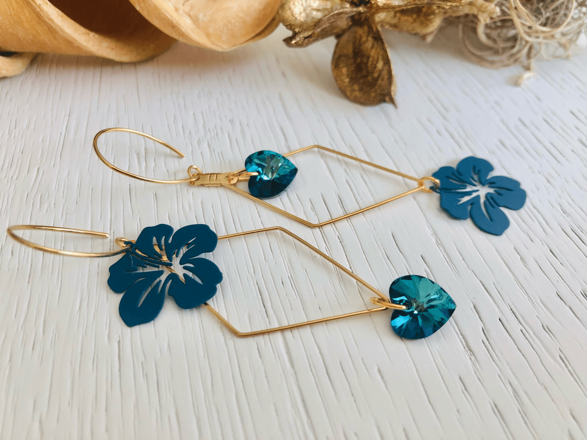 Boucles d’oreilles asymétriques MARISCA cœurs cristal Bermudes et fleurs hibiscus - Créations Uniques - Créations Uniques
