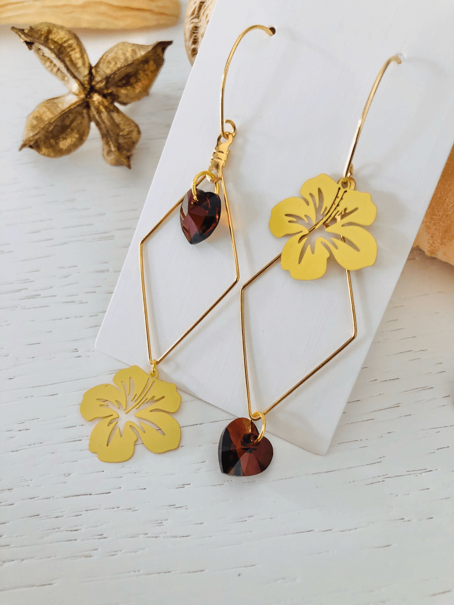 Boucles d’oreilles asymétriques LUCY cœurs cristal smoked et fleurs hibiscus - Créations Uniques - Créations Uniques