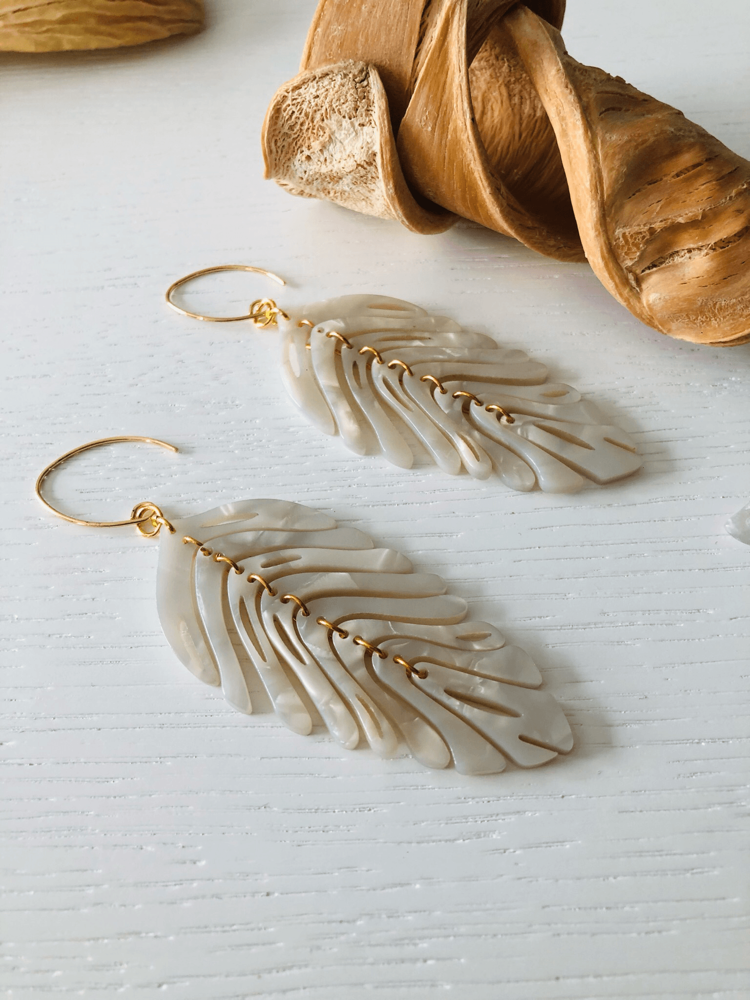 Boucles d’oreilles feuilles articulées résine MARJORI - Créations Uniques