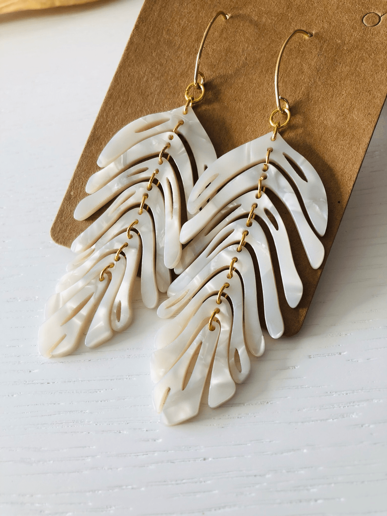 Boucles d’oreilles feuilles articulées résine MARJORI - Créations Uniques