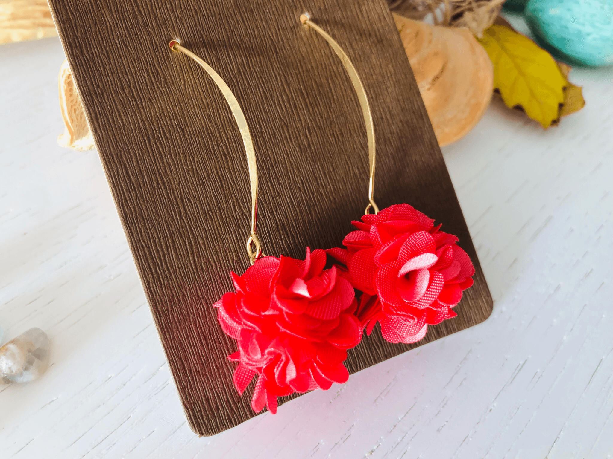 Boucles d’oreilles MURIEL pompons corail - Créations Uniques - Créations Uniques