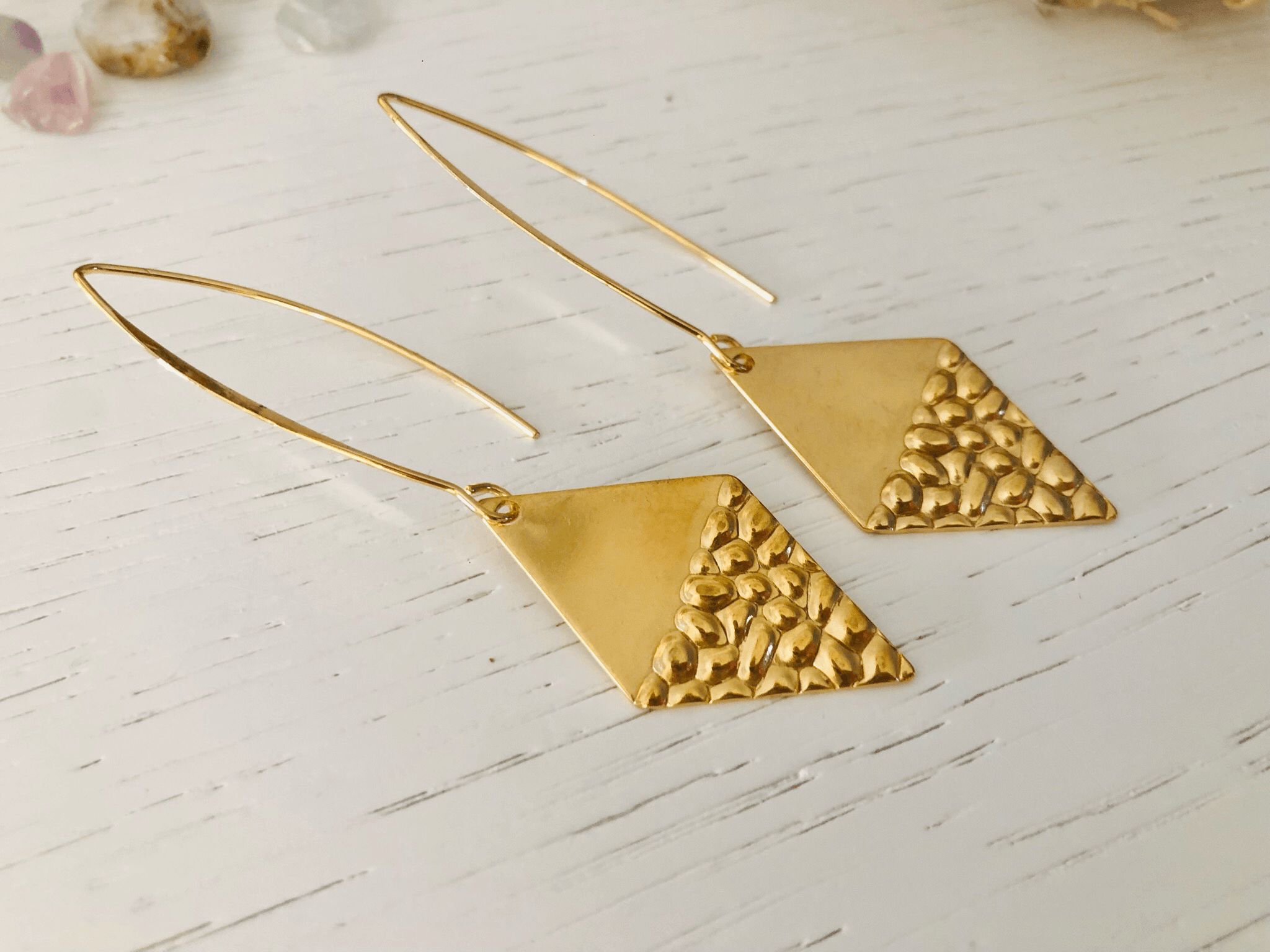 Boucles d’oreilles STACEY losanges dorés moitié martelée - Créations Uniques - Créations Uniques