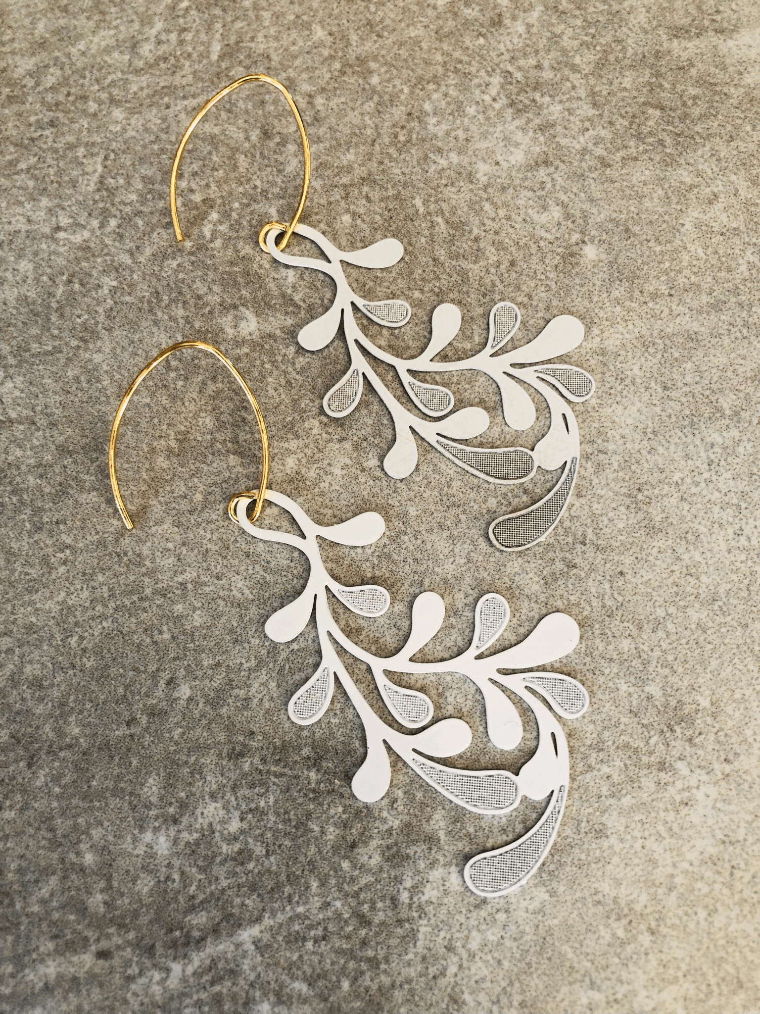 Boucles d’oreilles NINON feuillage blanc - Créations Uniques - Créations Uniques