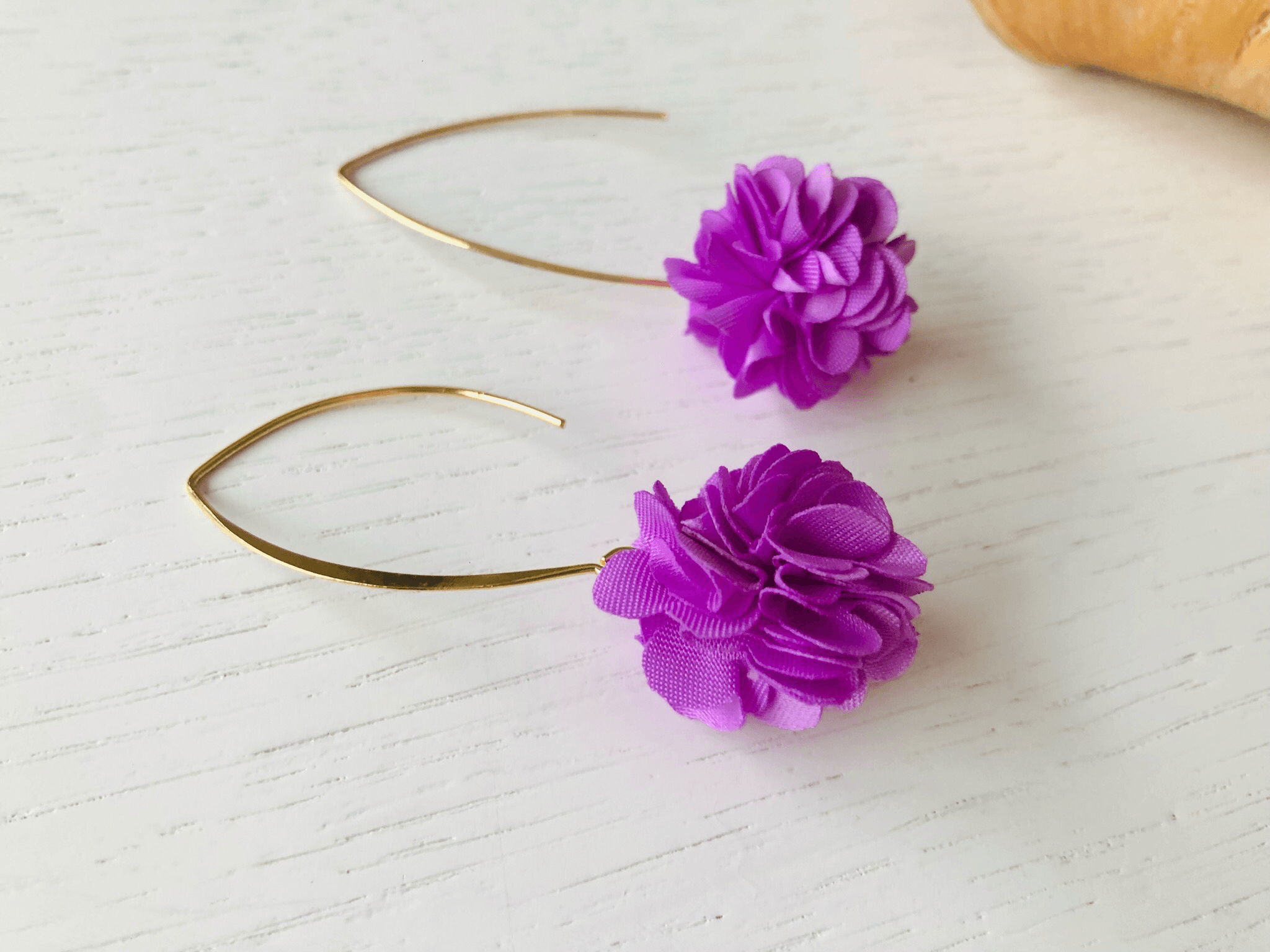 Boucles d’oreilles GABRIELA pompons violet - Créations Uniques - Créations Uniques