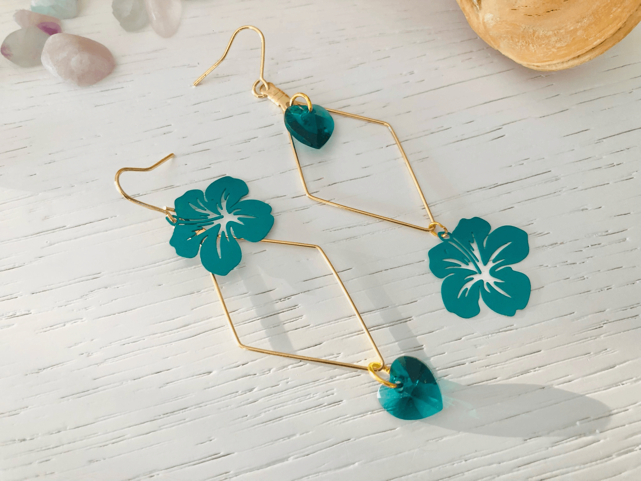 Boucles d’oreilles asymétriques LEANA cœurs cristal émeraude et fleurs hibiscus - Créations Uniques - Créations Uniques