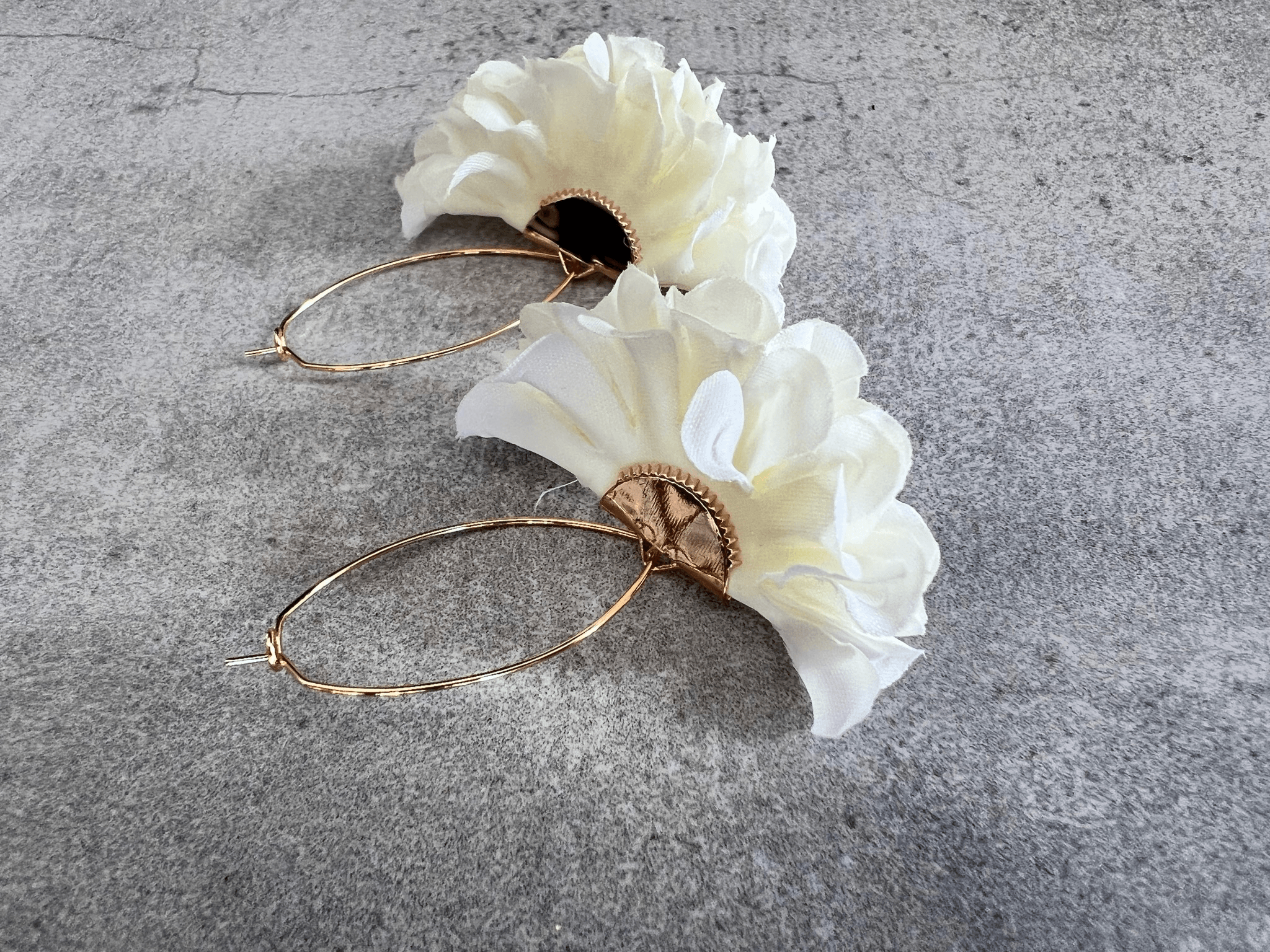 Boucles d’oreilles JILL fleurs blanches pampilles tissu anneaux ovales - Créations Uniques - Créations Uniques