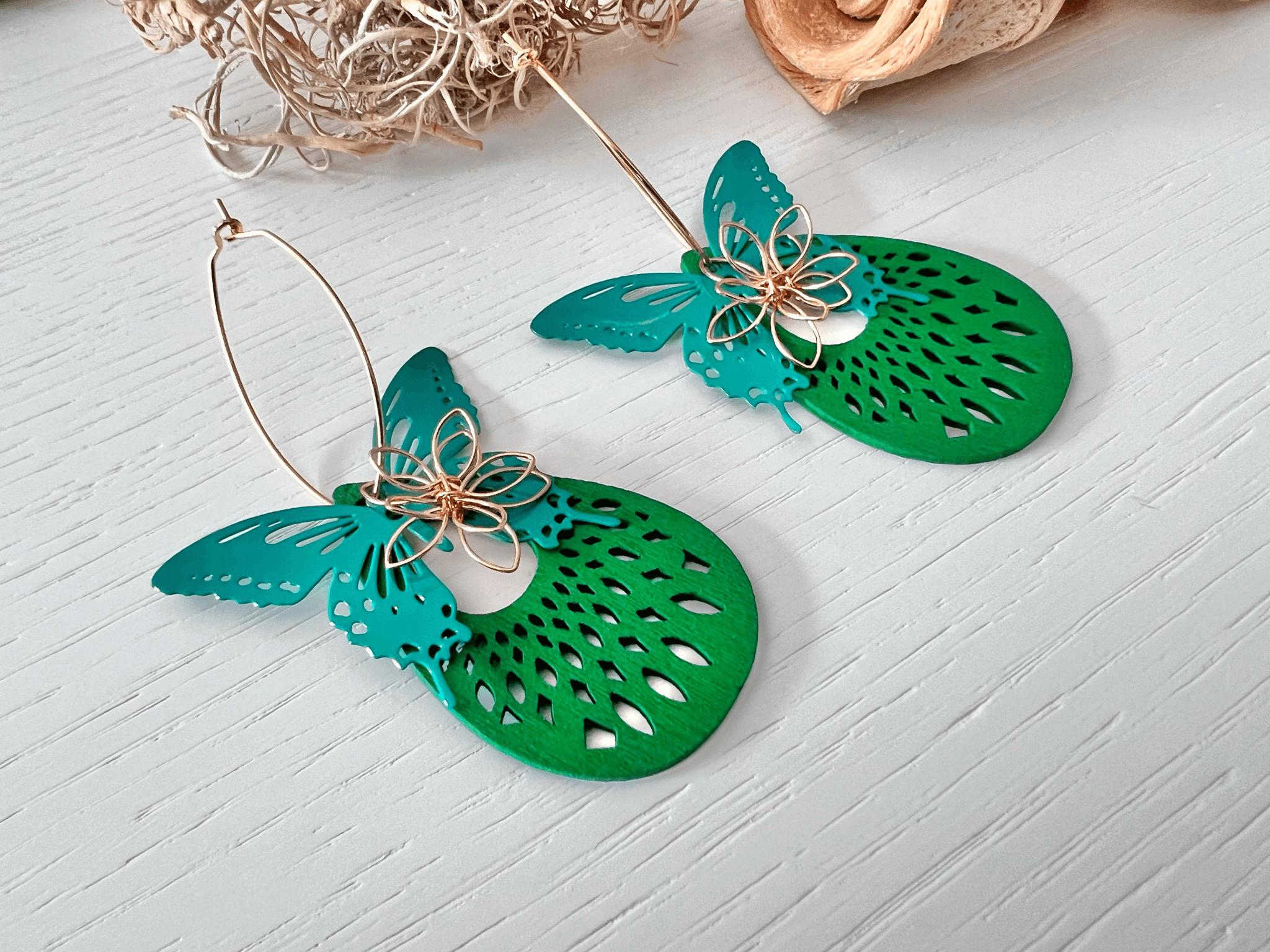 Boucles d’oreilles MAELYNE papillons verts et gouttes bois - Créations Uniques - Créations Uniques