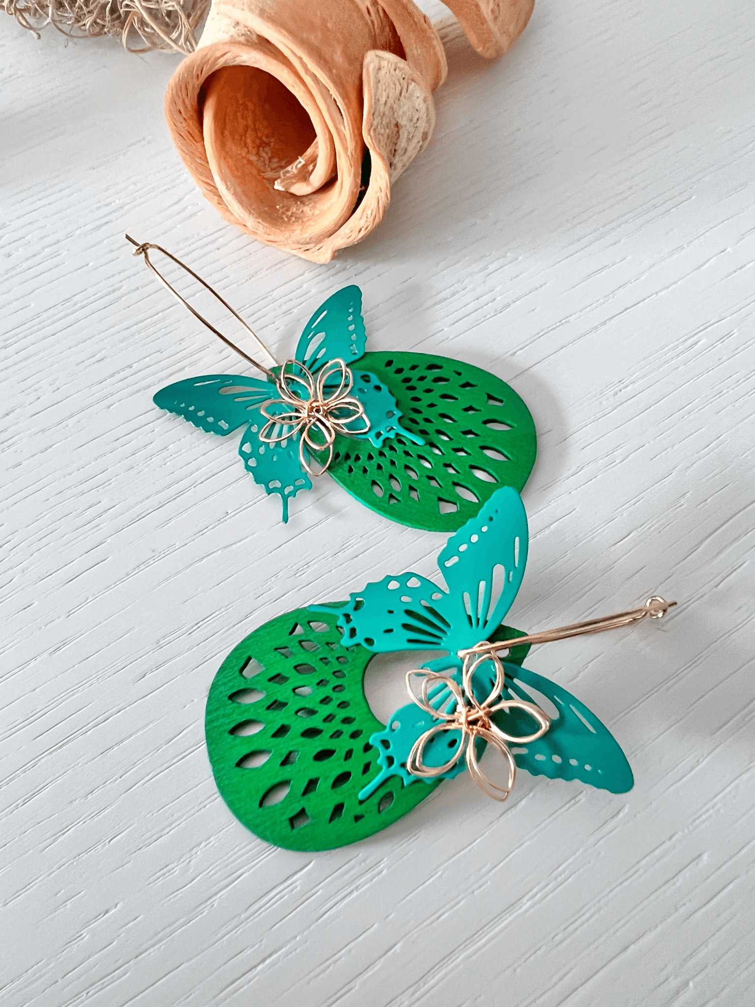 Boucles d’oreilles MAELYNE papillons verts et gouttes bois - Créations Uniques - Créations Uniques