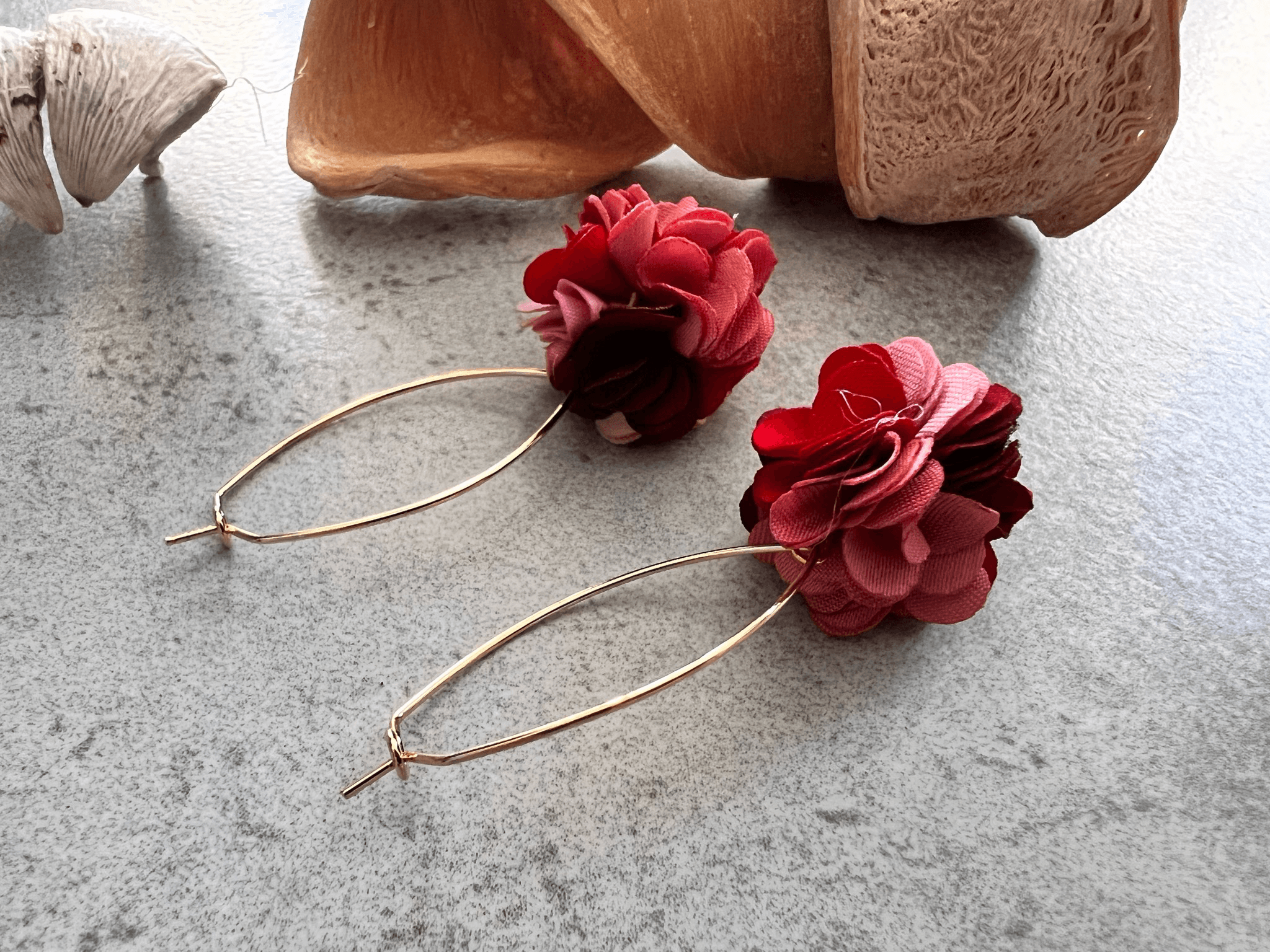 Boucles d’oreilles AMELIA pompons bordeaux - Créations Uniques - Créations Uniques