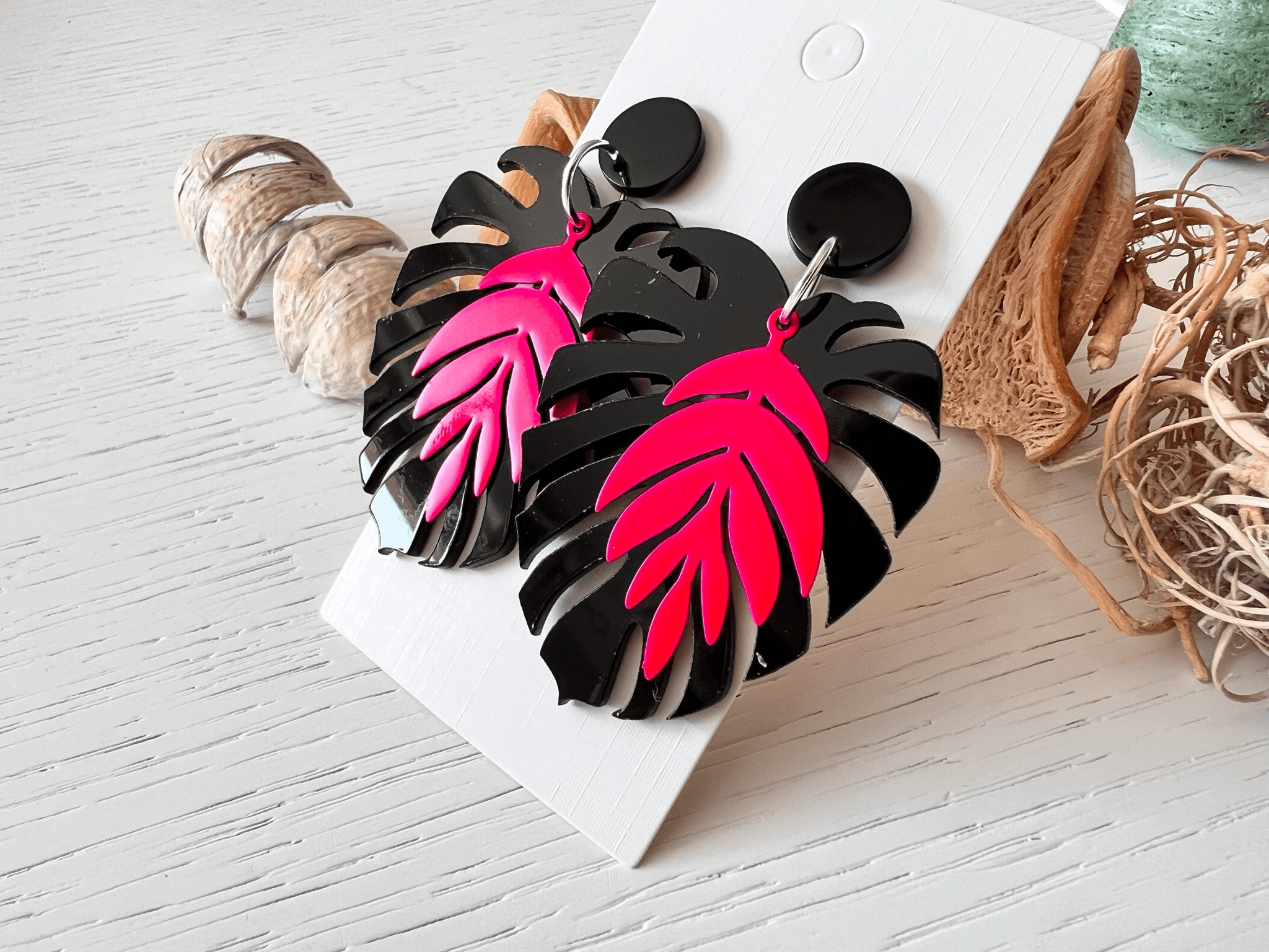 Boucles d’oreilles SCARLETT feuilles tropicales noires et rose fluo - Créations Uniques - Créations Uniques