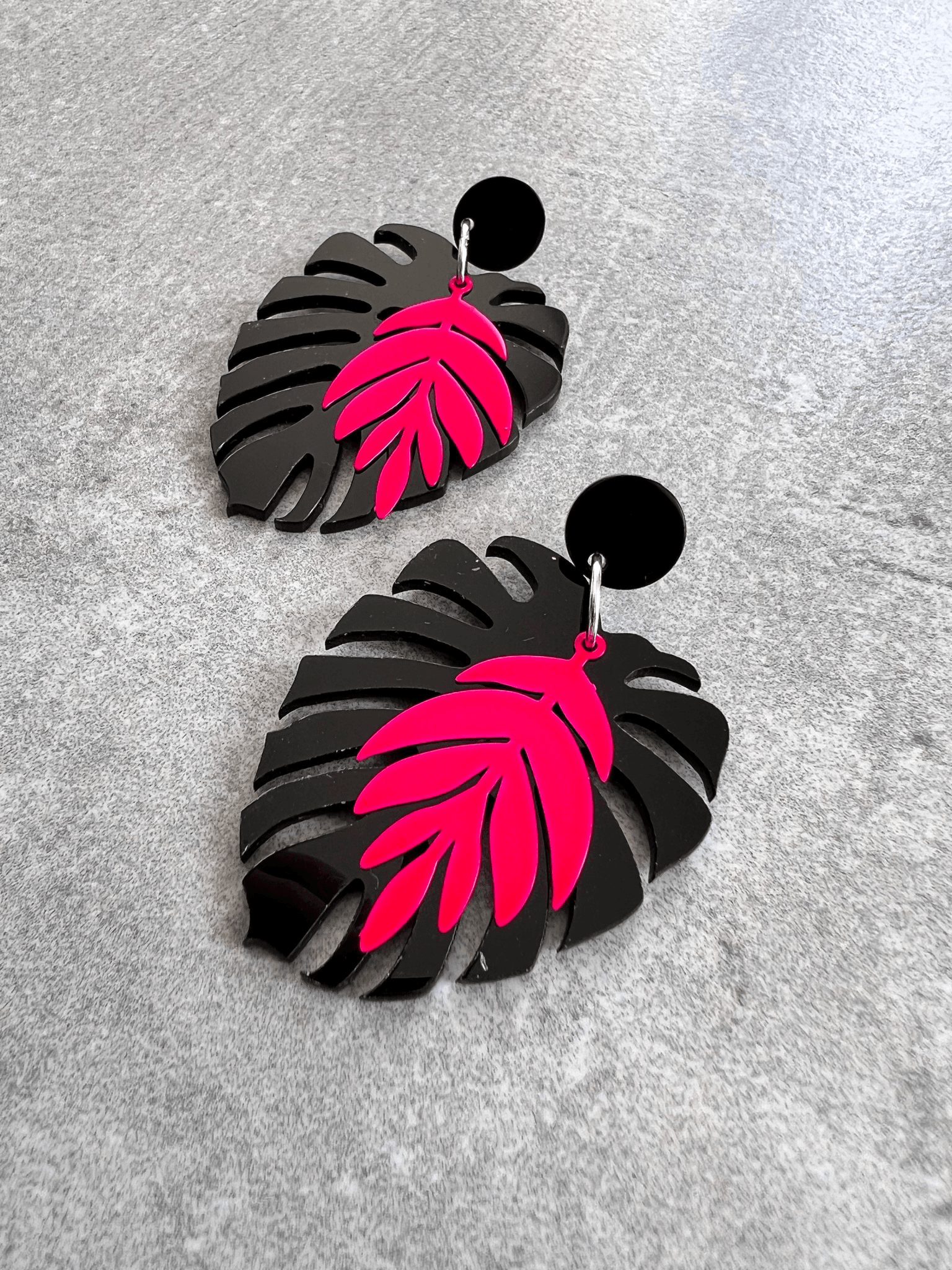 Boucles d’oreilles SCARLETT feuilles tropicales noires et rose fluo - Créations Uniques - Créations Uniques