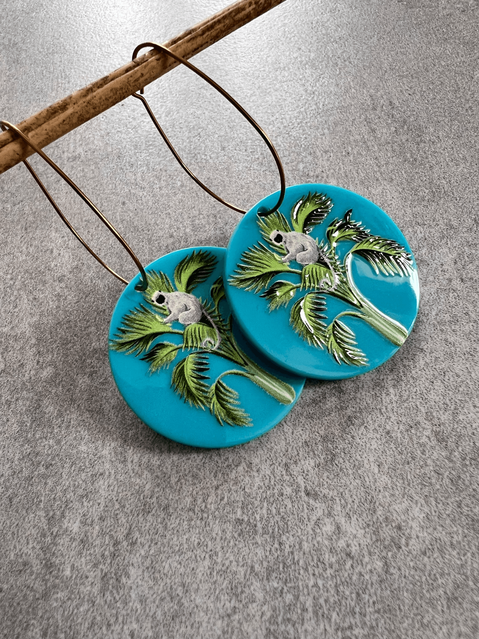 Boucles d’oreilles NOUNA résine bleu motif singe - Créations Uniques - Créations Uniques