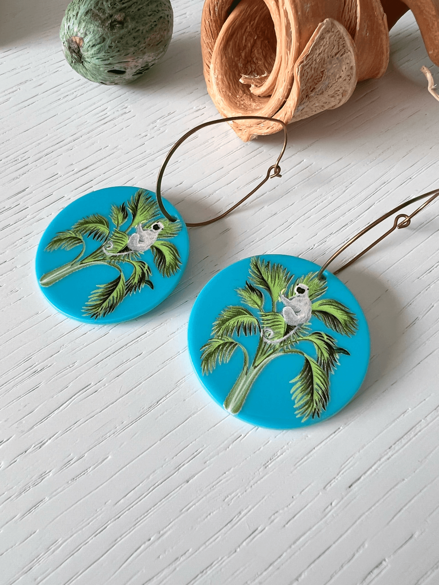 Boucles d’oreilles NOUNA résine bleu motif singe - Créations Uniques - Créations Uniques