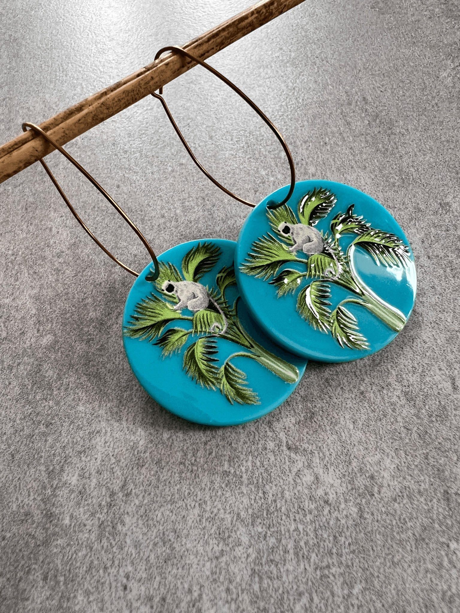 Boucles d’oreilles NOUNA résine bleu motif singe - Créations Uniques - Créations Uniques