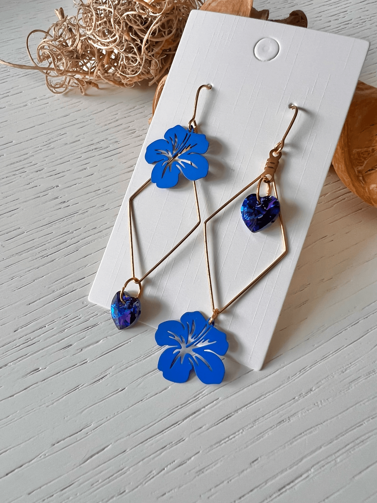 Boucles d’oreilles PALOMA cœurs cristal héliotrope et fleurs hibiscus bleu outre-mer - Créations Uniques - Créations Uniques