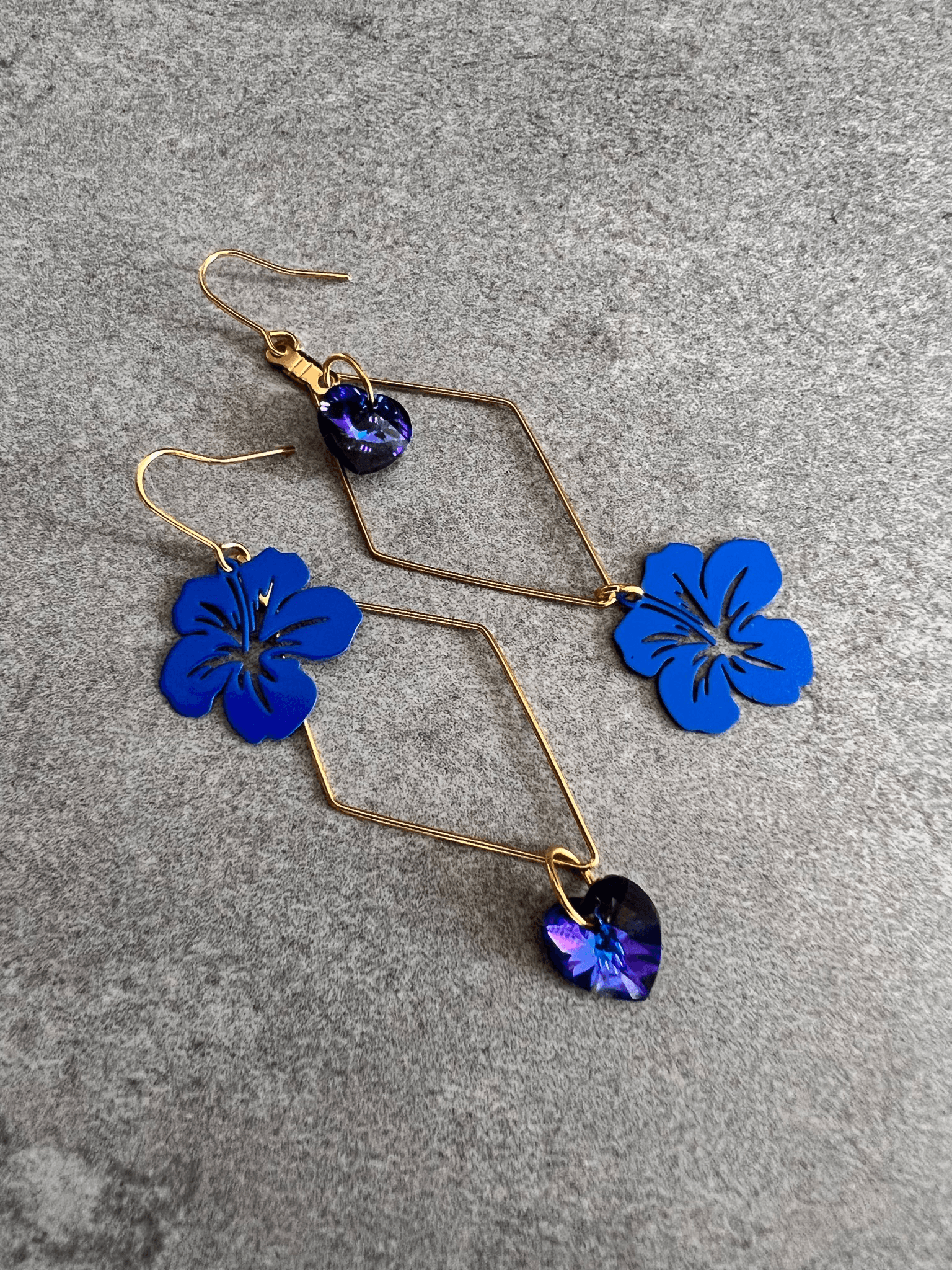 Boucles d’oreilles PALOMA cœurs cristal héliotrope et fleurs hibiscus bleu outre-mer - Créations Uniques - Créations Uniques