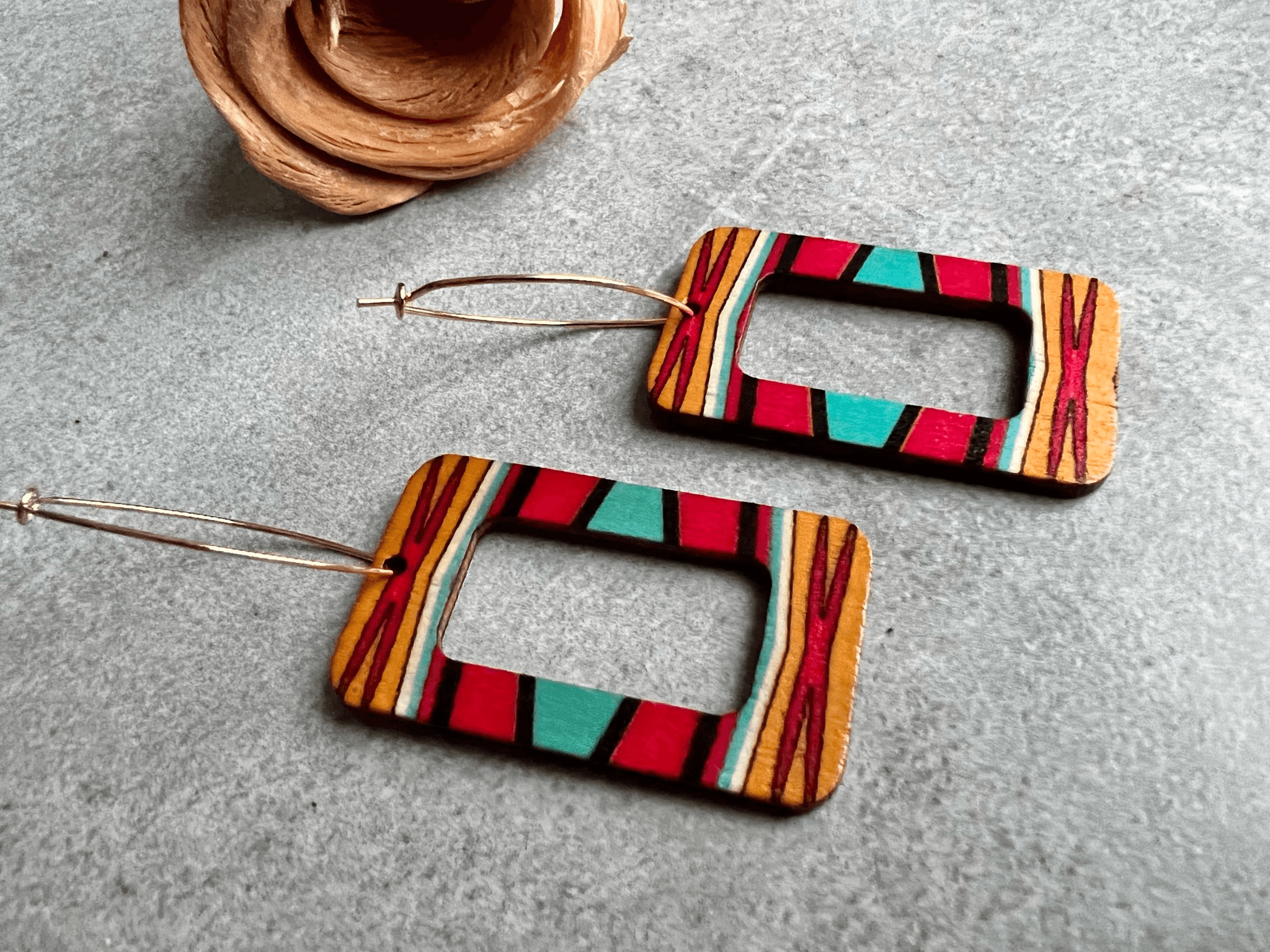 Boucles d’oreilles MERYL rectangles bois motif ethniques - Créations Uniques