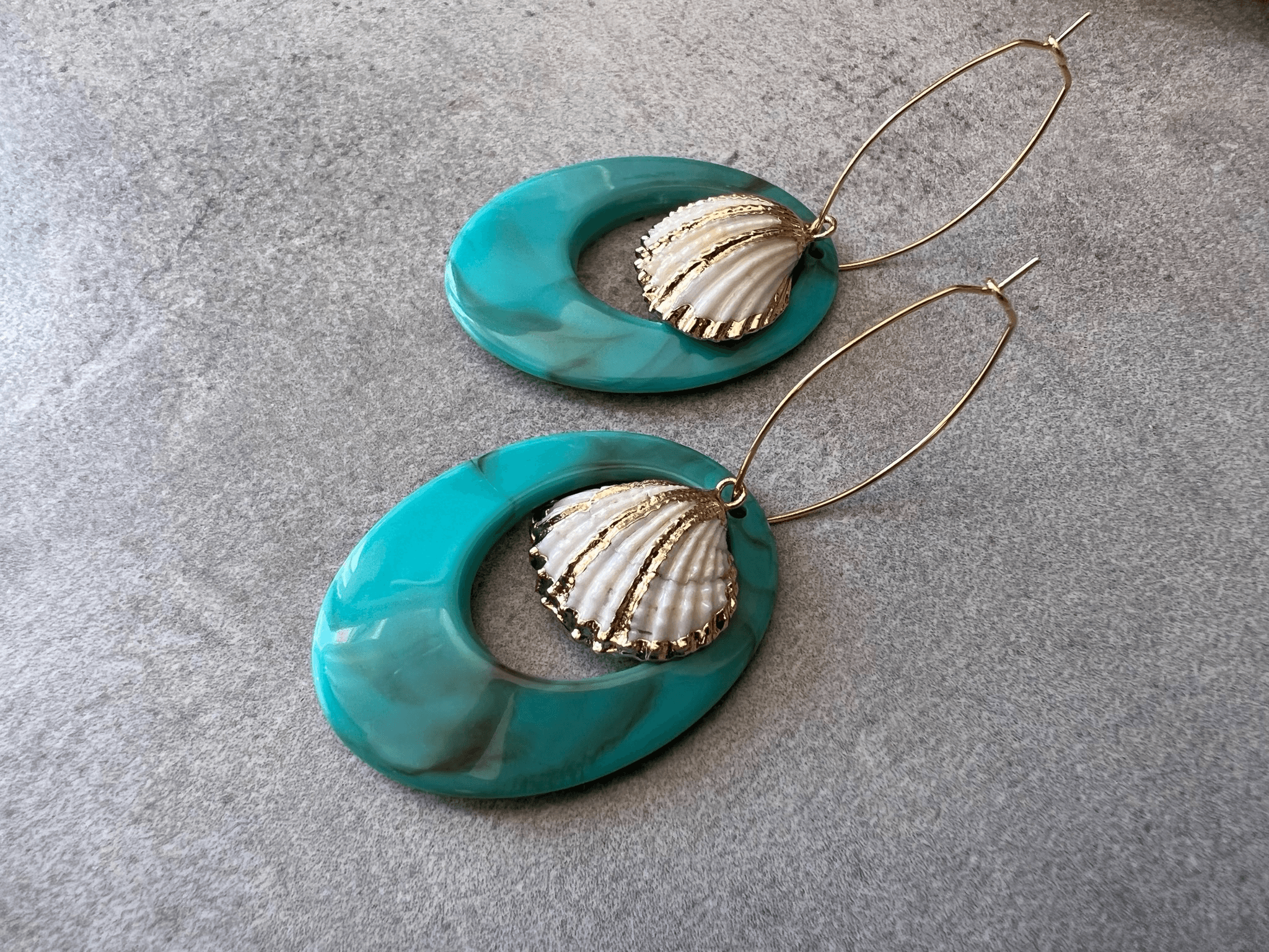 Boucles d’oreilles FRANKIE coquillages et résine turquoise - Créations Uniques - Créations Uniques