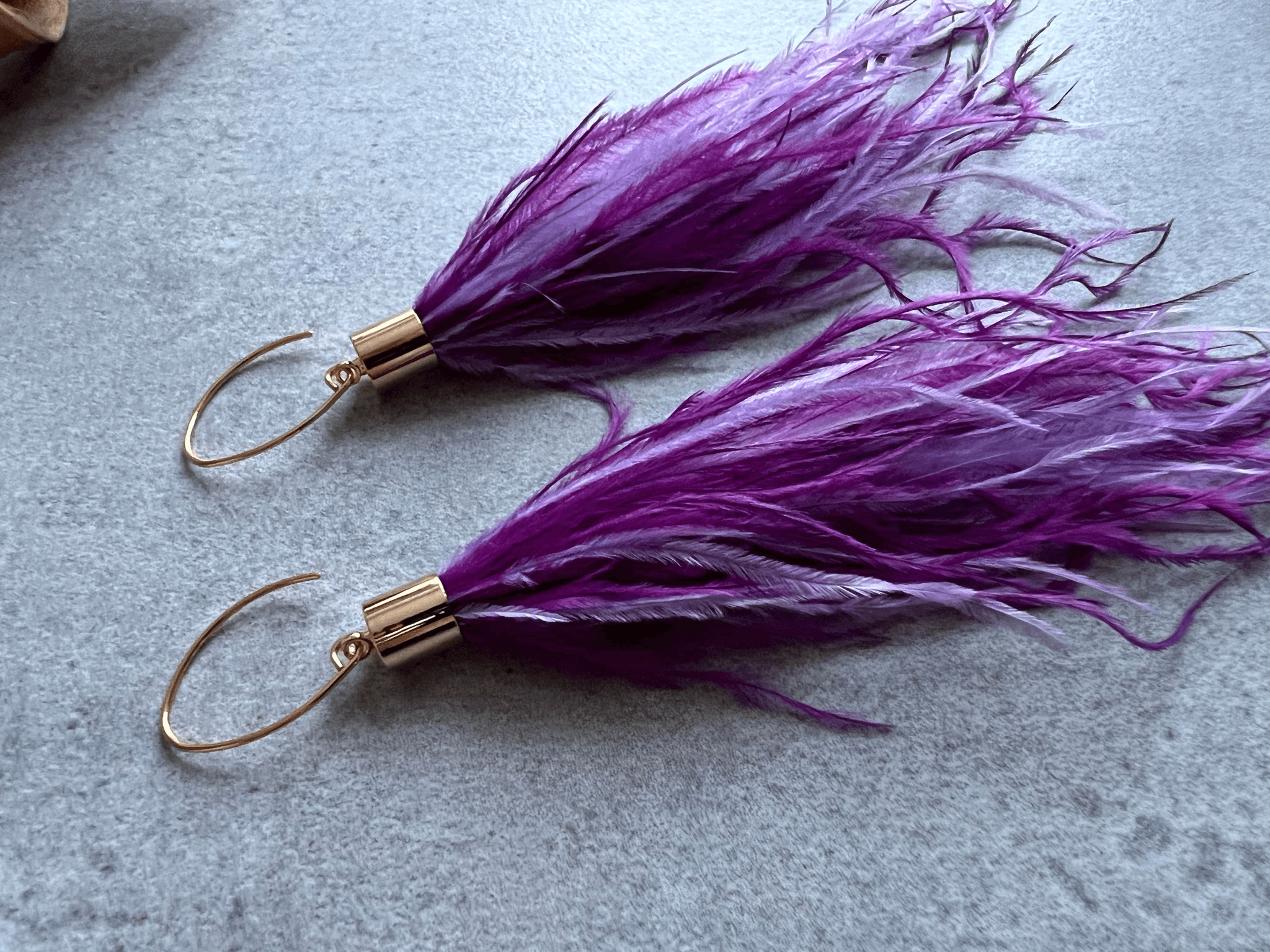 Boucles d’oreilles DELINDA longues plumes mauve et violet - Créations Uniques