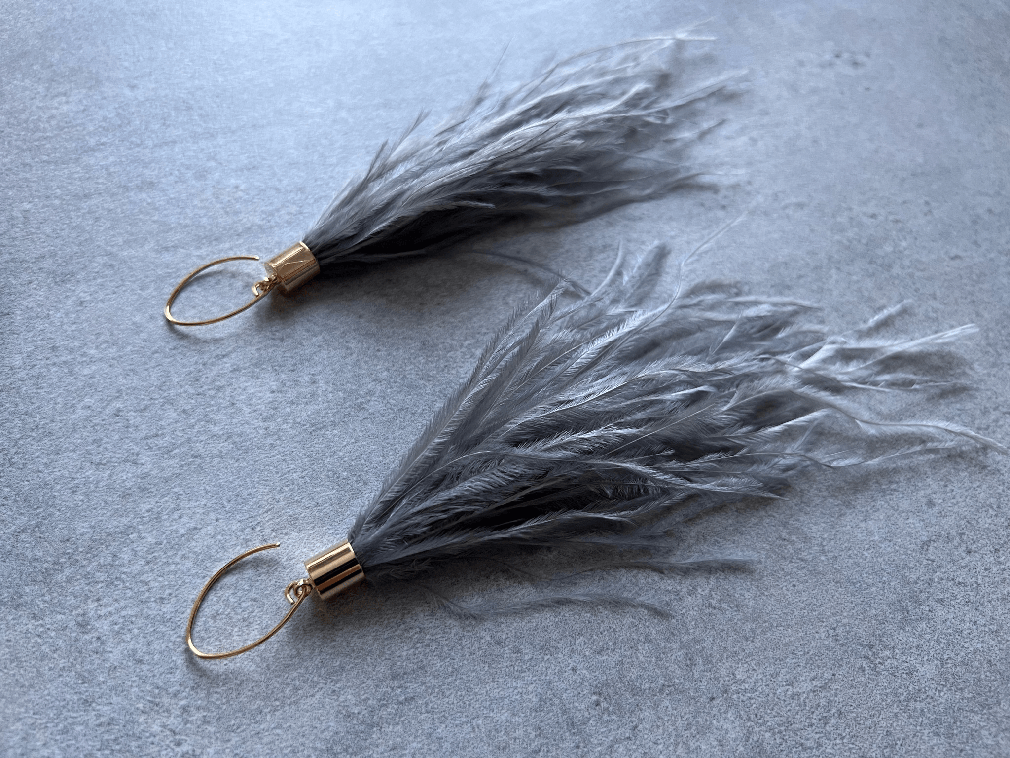 Boucles d’oreilles DELINDA longues plumes grises - Créations Uniques
