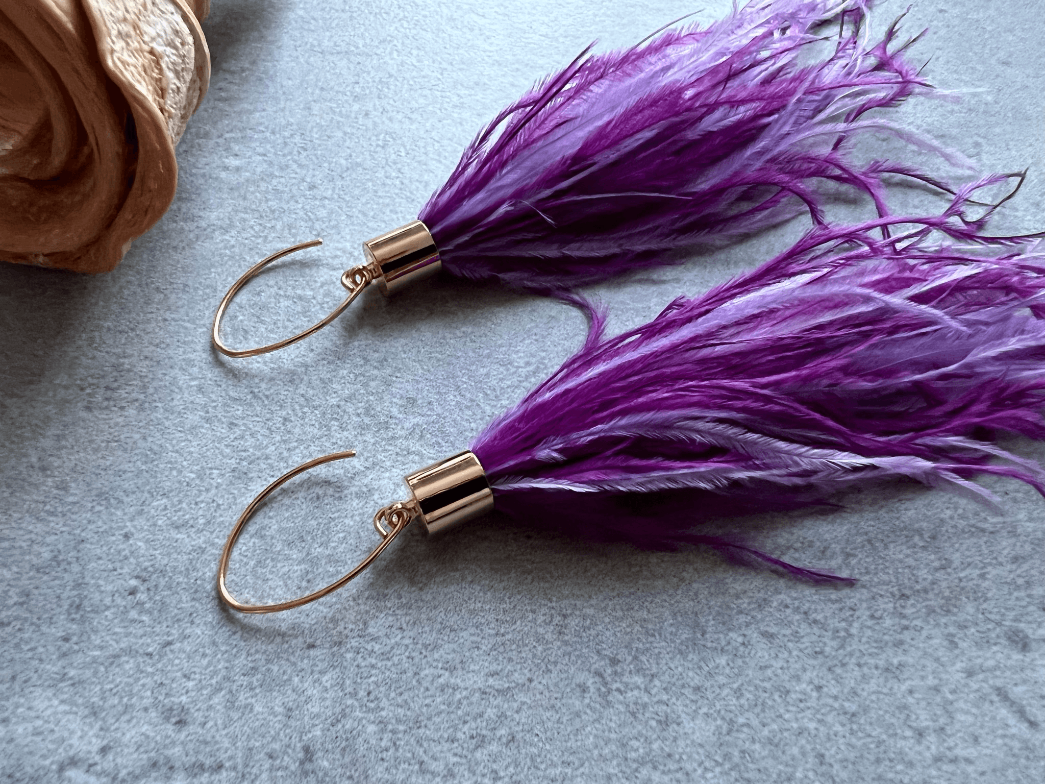 Boucles d’oreilles DELINDA longues plumes mauve et violet - Créations Uniques