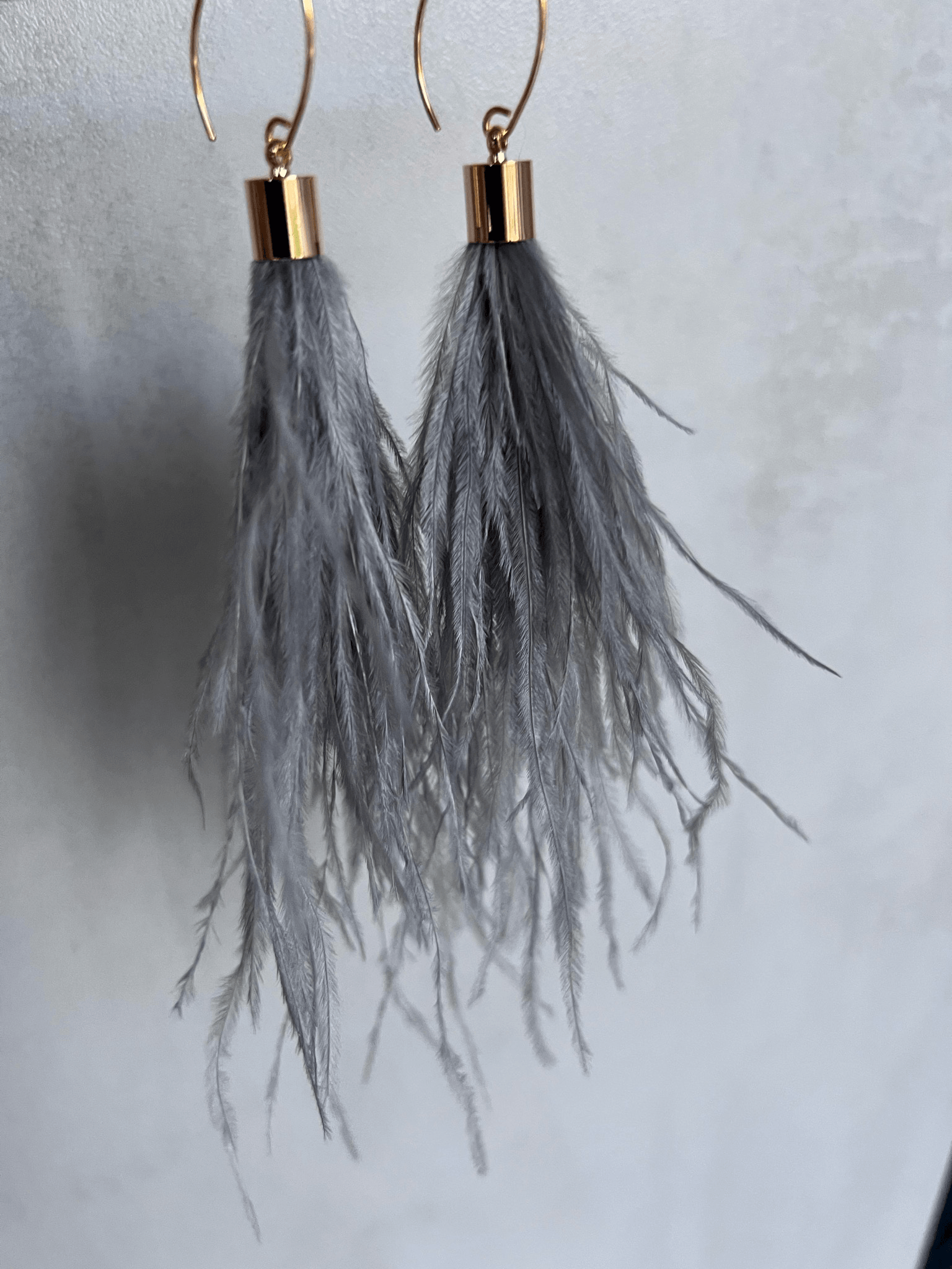 Boucles d’oreilles DELINDA longues plumes grises - Créations Uniques