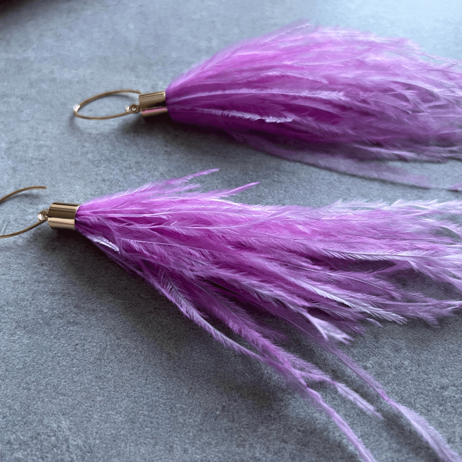 Boucles d’oreilles DELINDA longues plumes roses - Créations Uniques