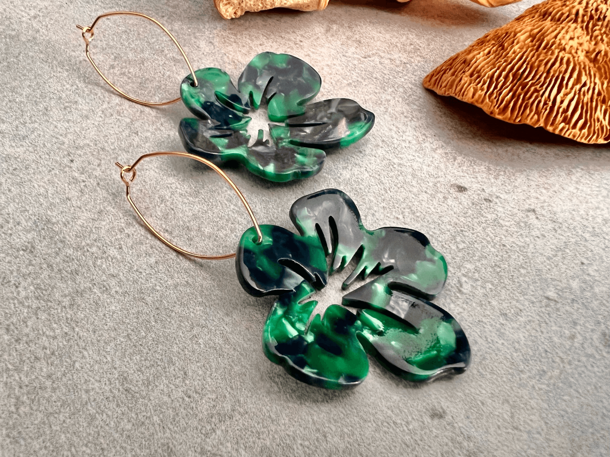 Boucles d’oreilles BRIGITTE fleurs vertes résine - Créations Uniques