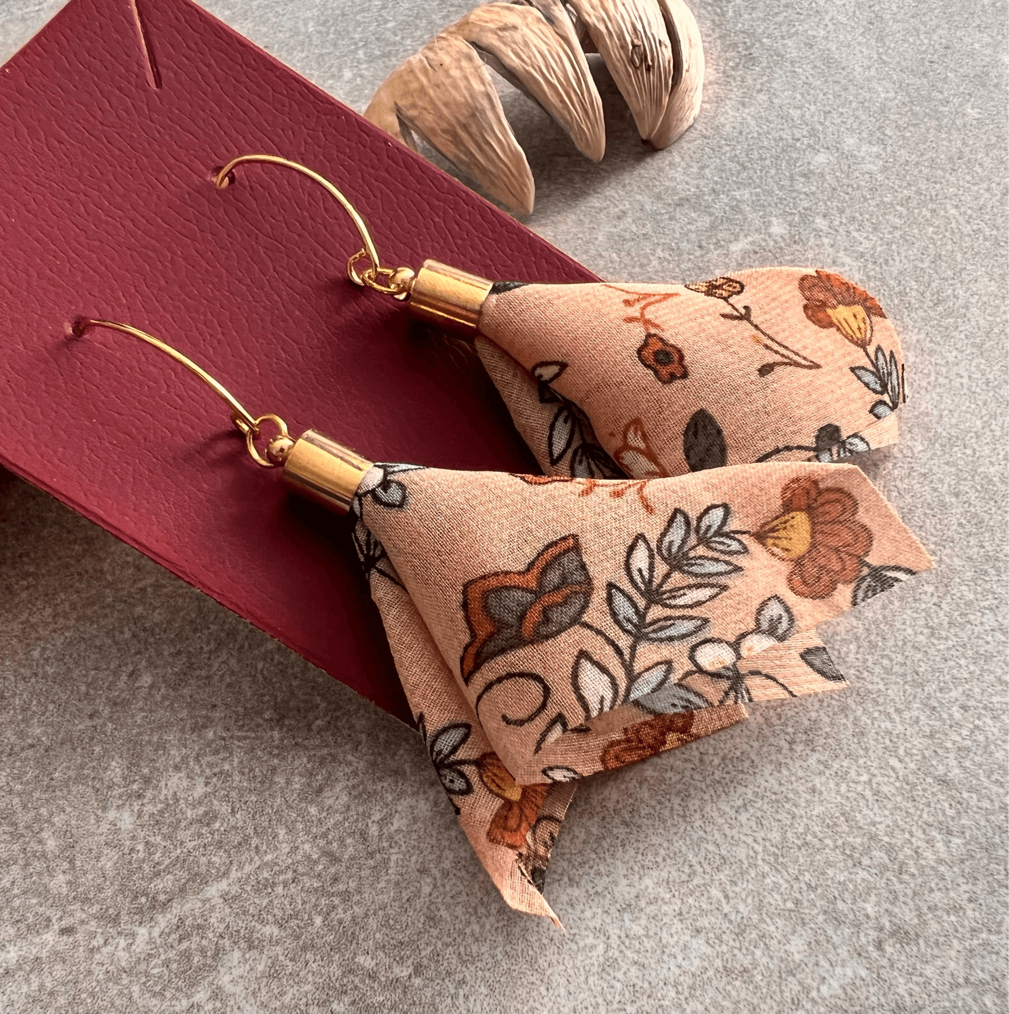 Boucles d’oreilles LOURDES tissu beige motif fleuri - Créations Uniques - Créations Uniques