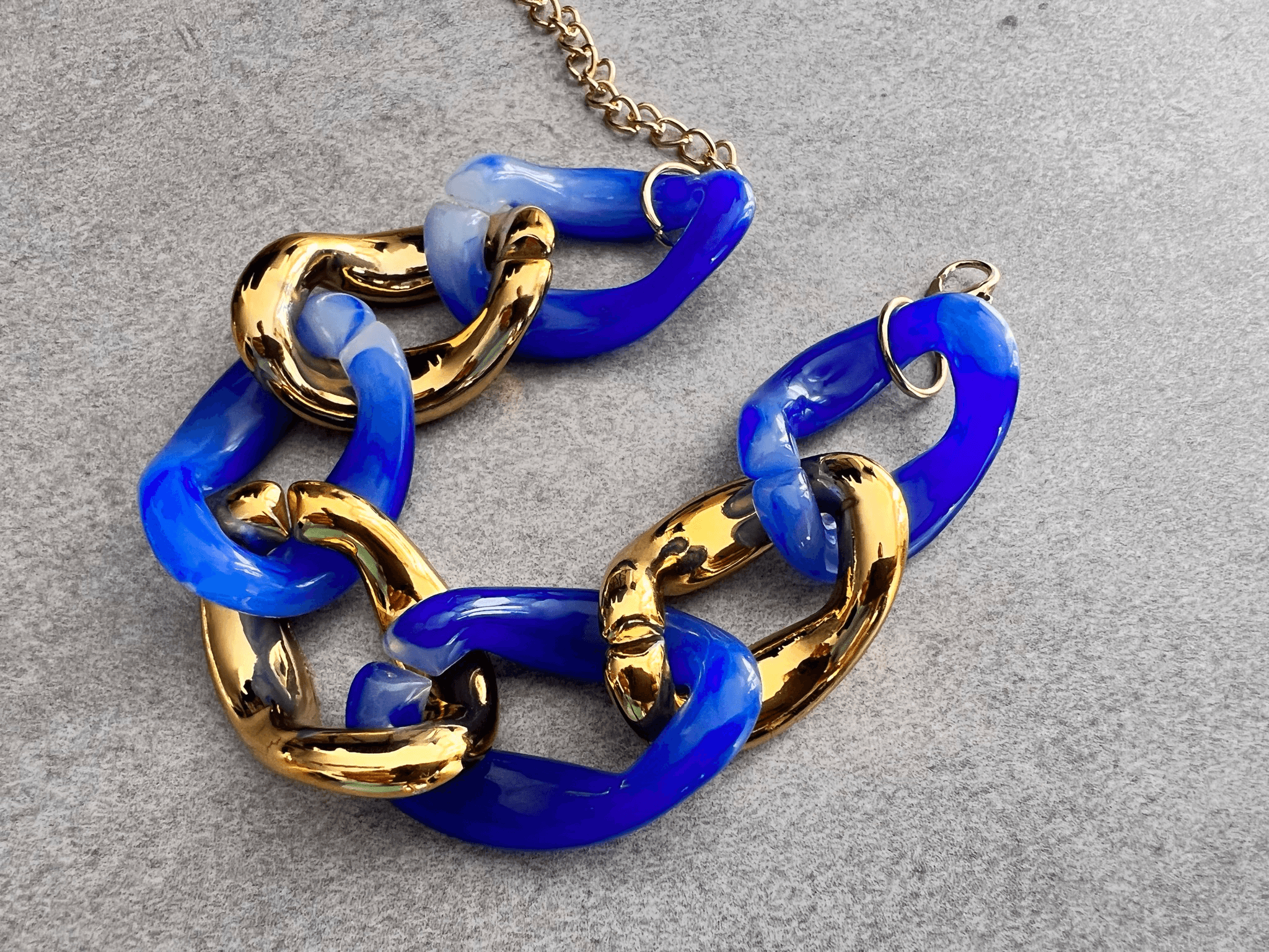 Bracelet BRIAN maillons bleu électrique et dorés - Créations Uniques