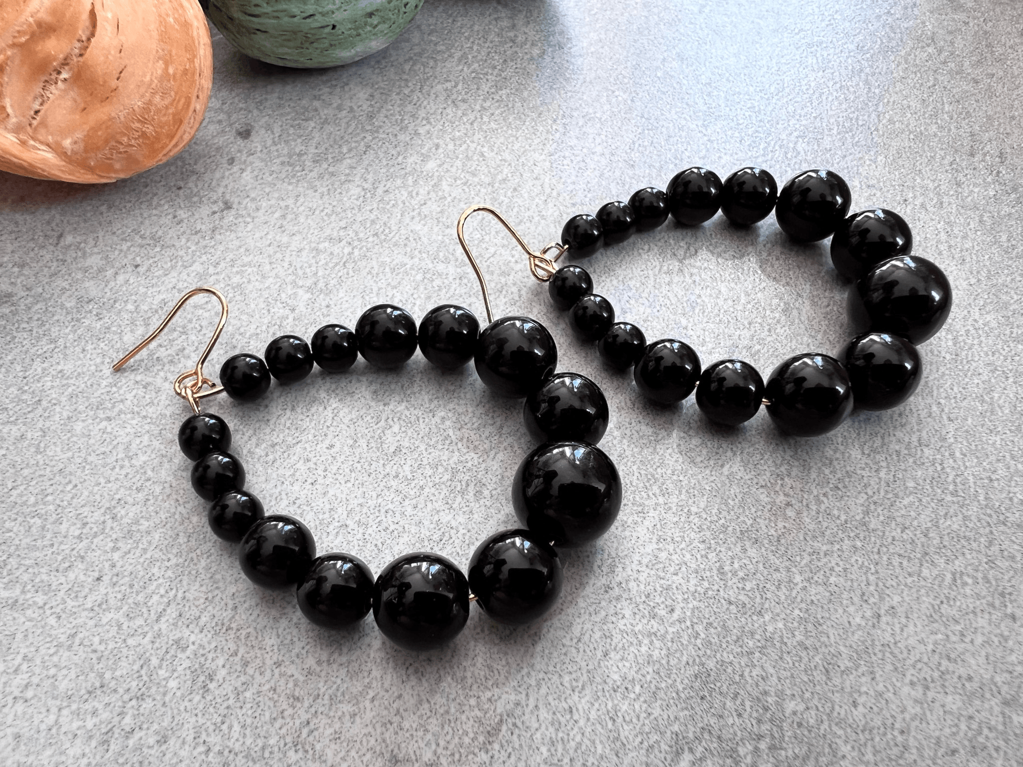 Boucles d’oreilles JANE perles noires - Créations Uniques - Créations Uniques