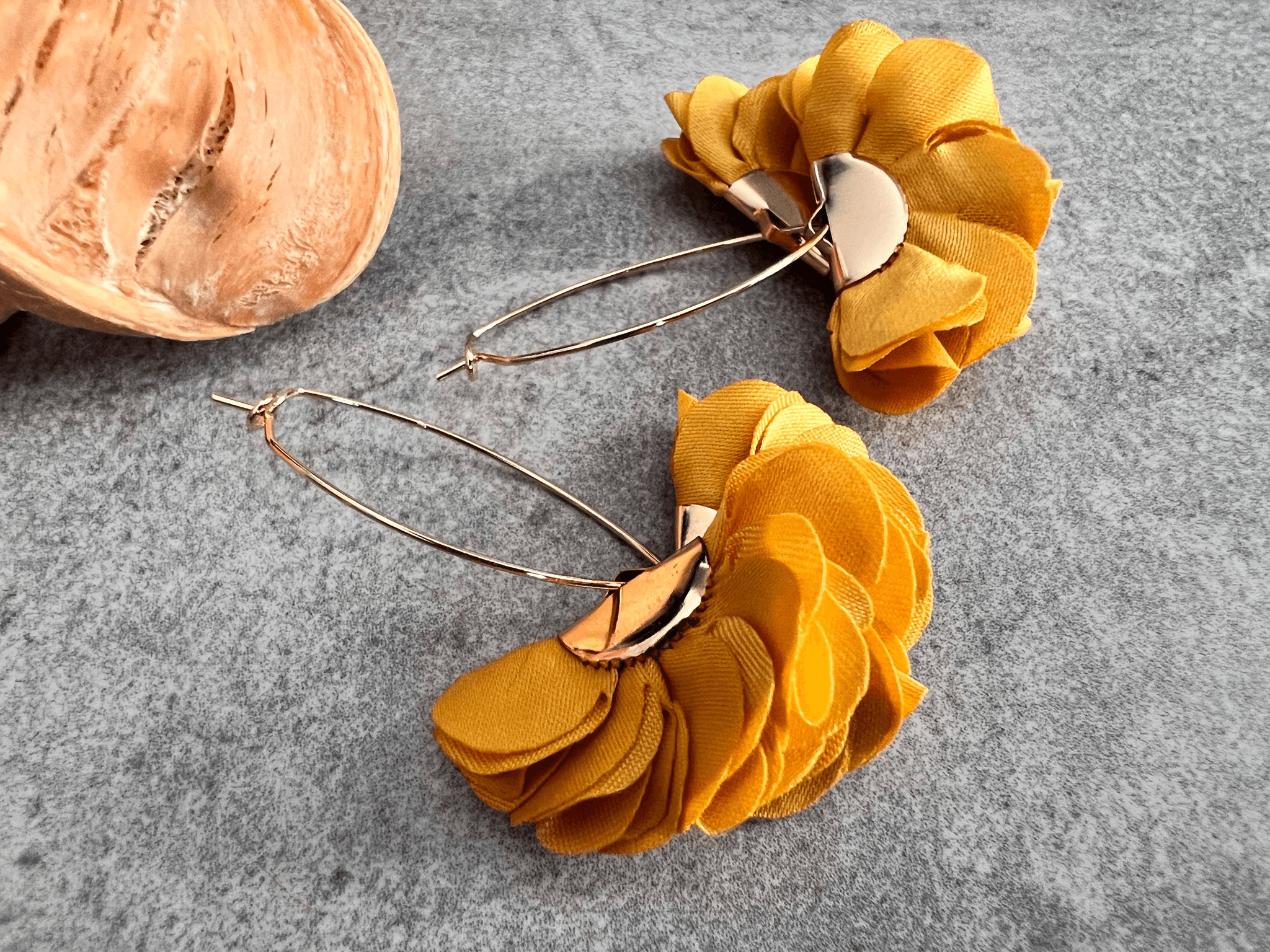 Boucles d’oreilles anneaux ovales BÉRÉNICE pampilles tissu moutarde - Créations Uniques - Créations Uniques