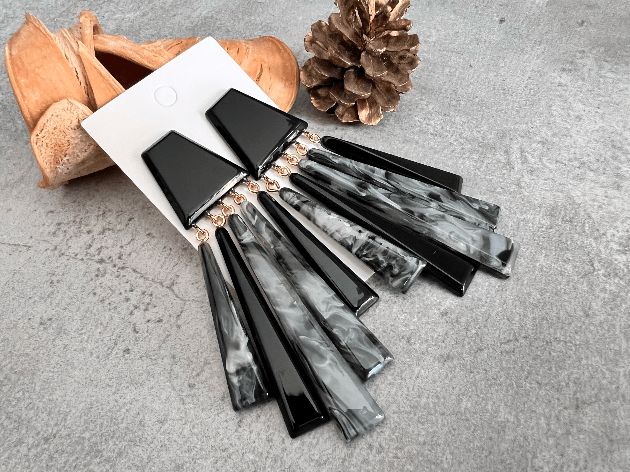 Boucles d’oreilles KATHLEEN résine noir gris - Créations Uniques