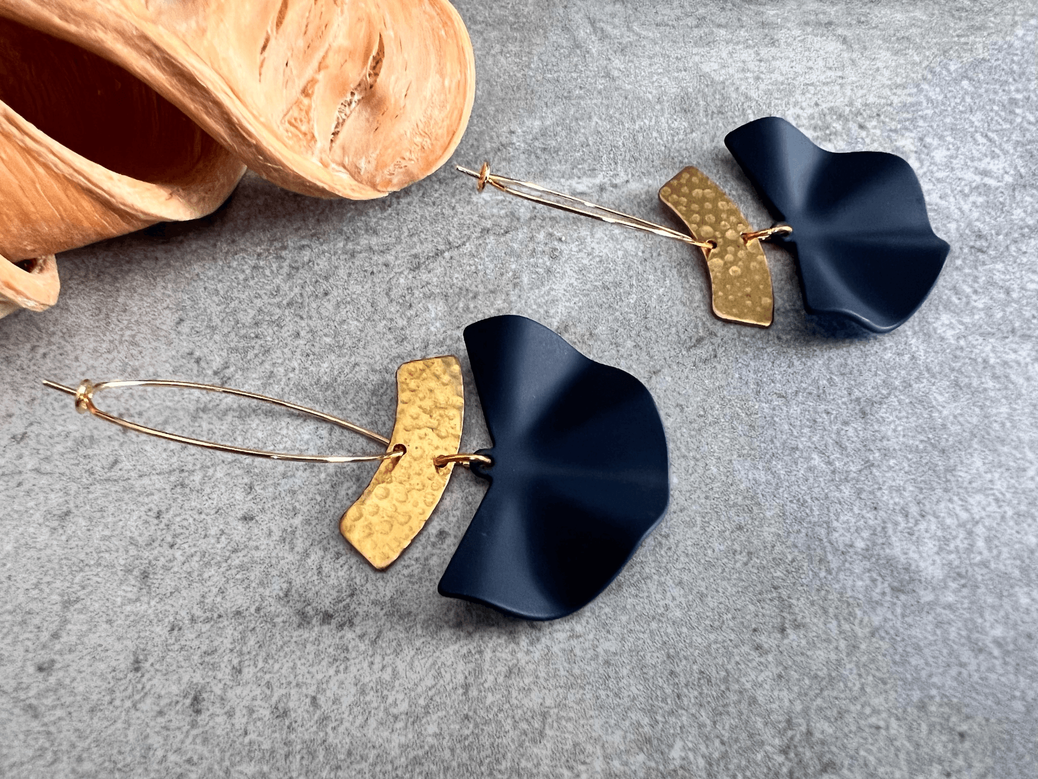 Boucles d’oreilles GWENAËLLE éventail noir intense - Créations Uniques - Créations Uniques