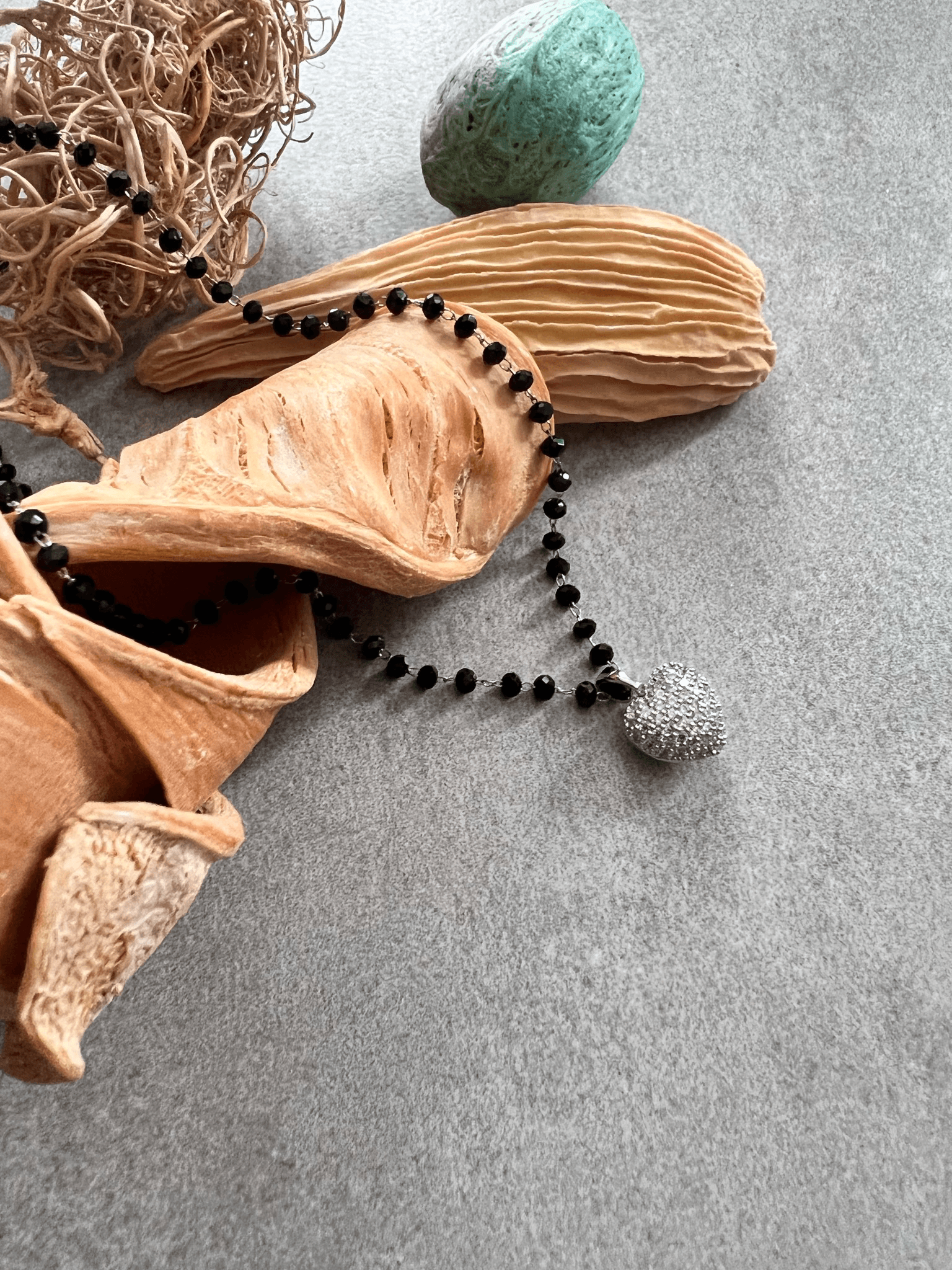 Collier AMANDA perles noires et pendentif argenté cœur strass - Créations Uniques