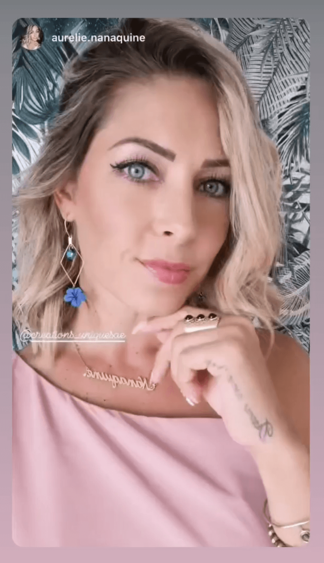 Boucles d’oreilles asymétriques MARISCA cœurs cristal Bermudes et fleurs hibiscus - Créations Uniques - Créations Uniques