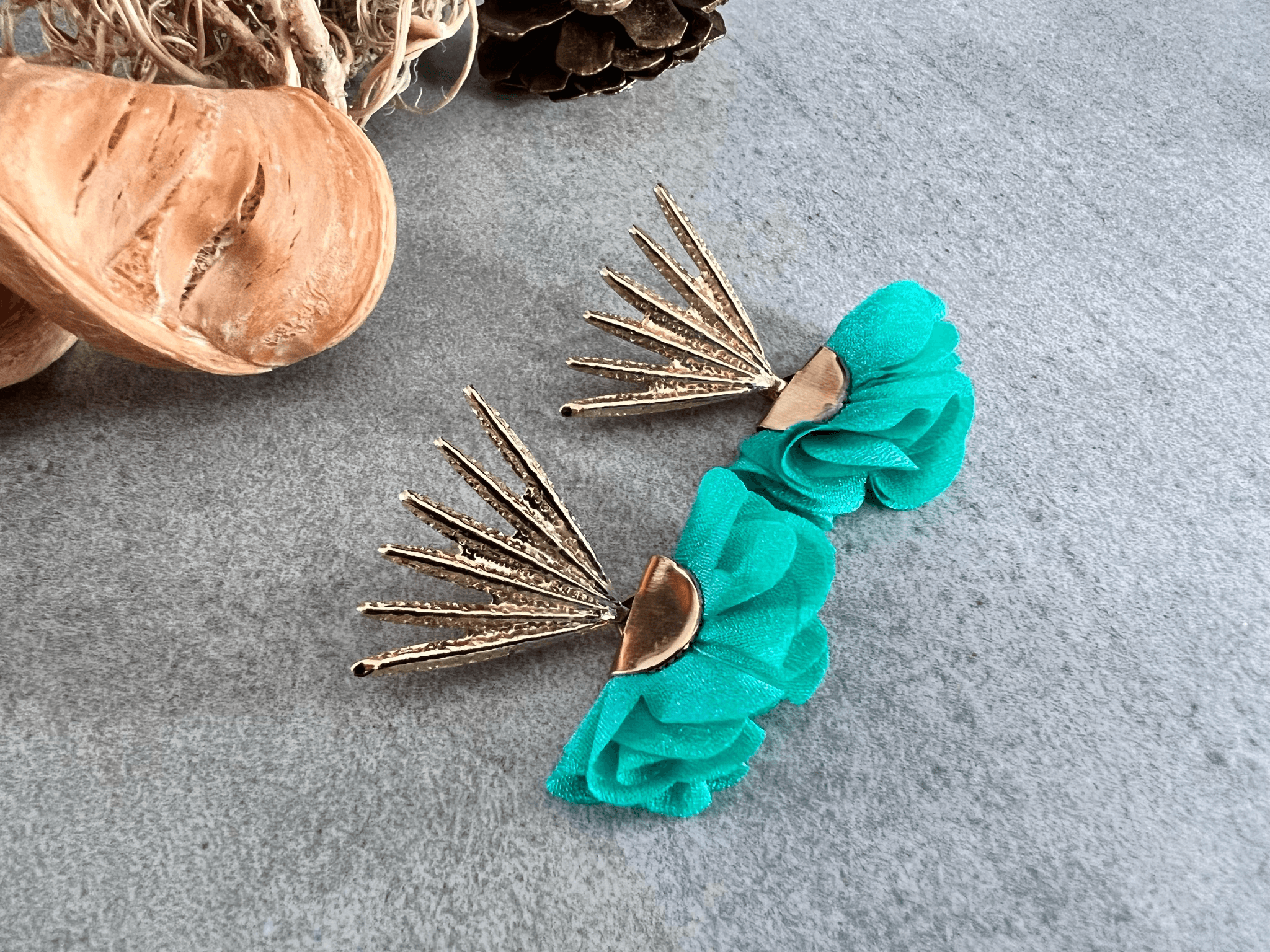 Boucles d’oreilles JACQUELINE pampilles tissu vert - Créations Uniques - Créations Uniques