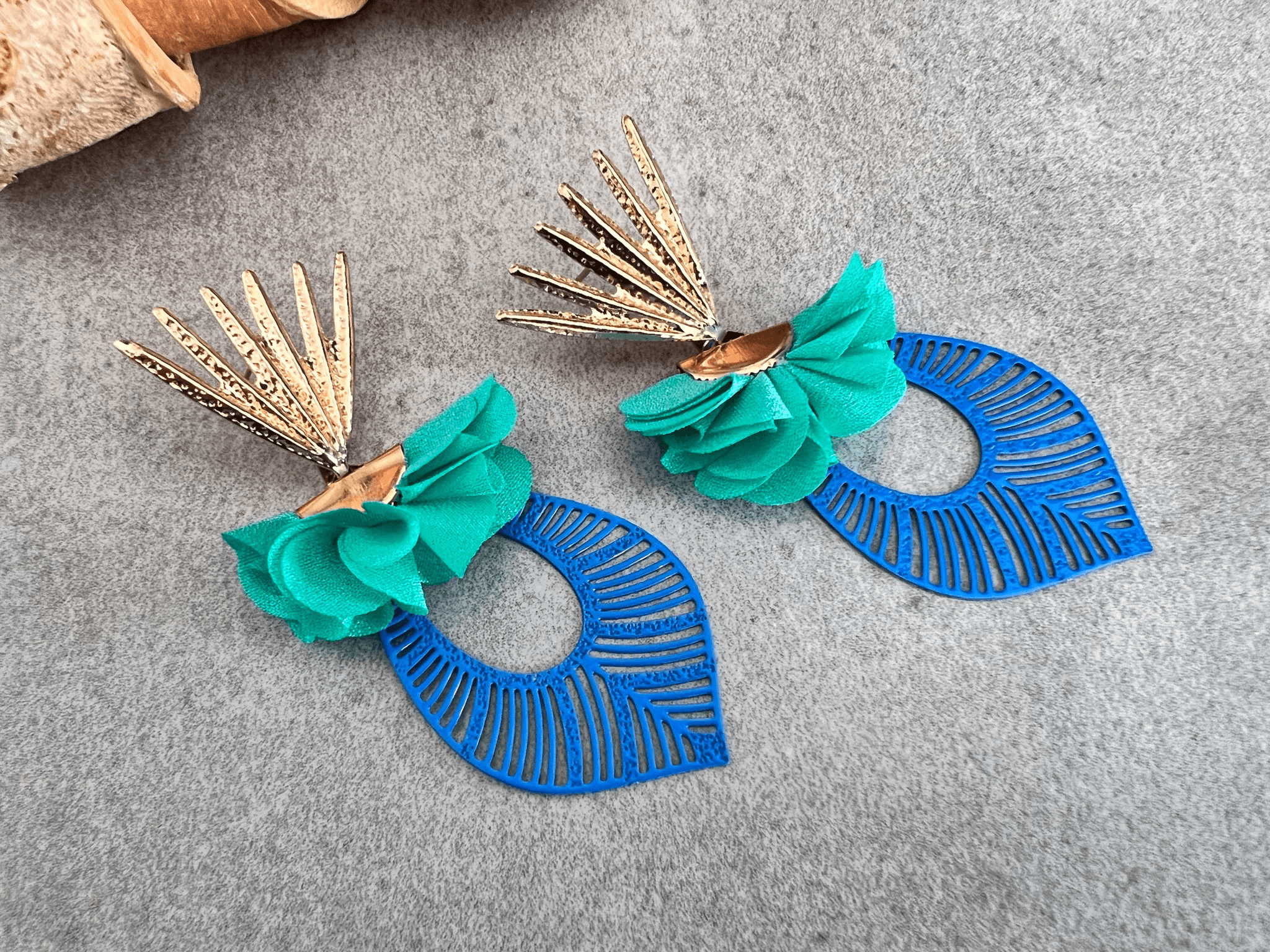 Boucles d’oreilles MARIE gouttes bleues et pampille mousseline verte - Créations Uniques - Créations Uniques