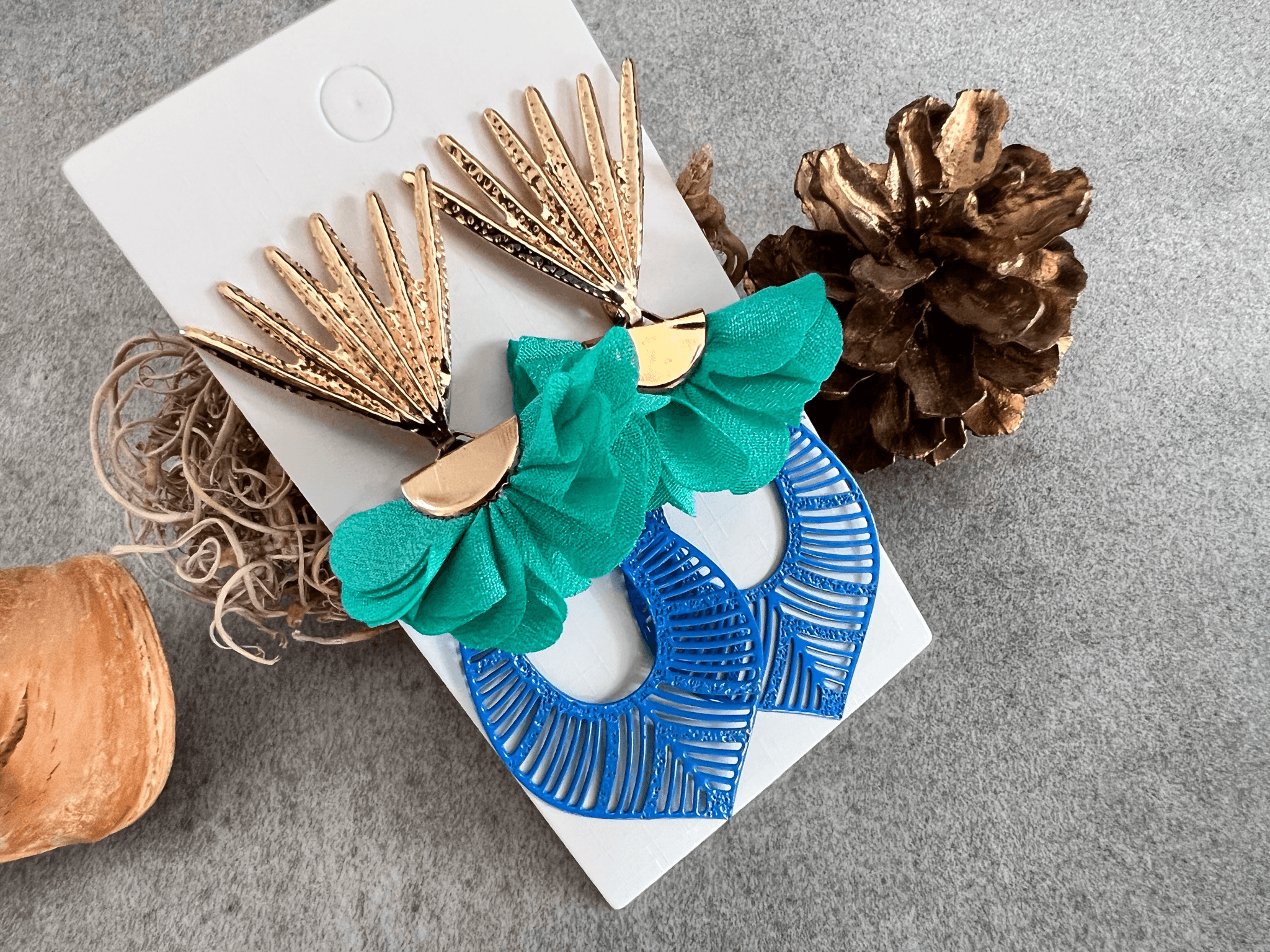 Boucles d’oreilles MARIE gouttes bleues et pampille mousseline verte - Créations Uniques - Créations Uniques