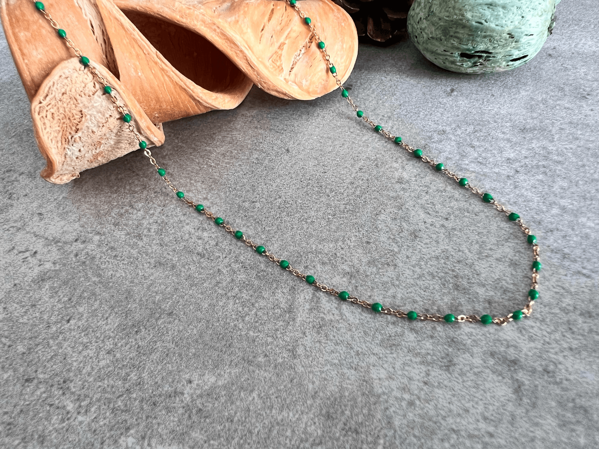Collier ETHEL perles résine vert chaîne dorée - Créations Uniques