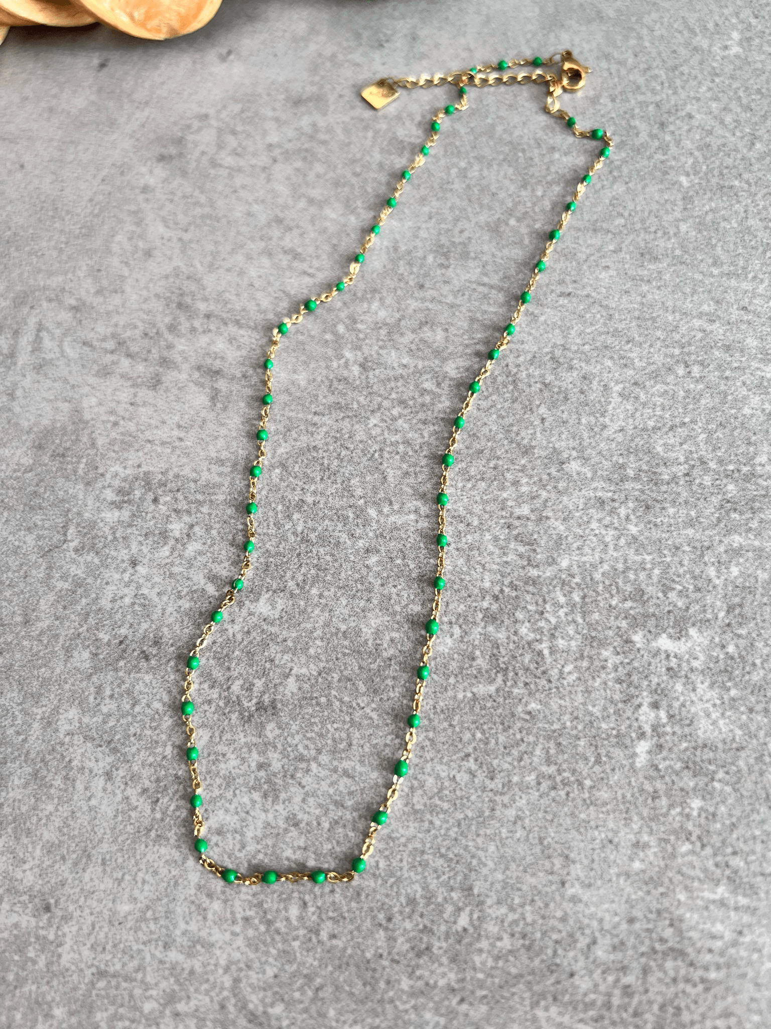 Collier ETHEL perles résine vert chaîne dorée - Créations Uniques
