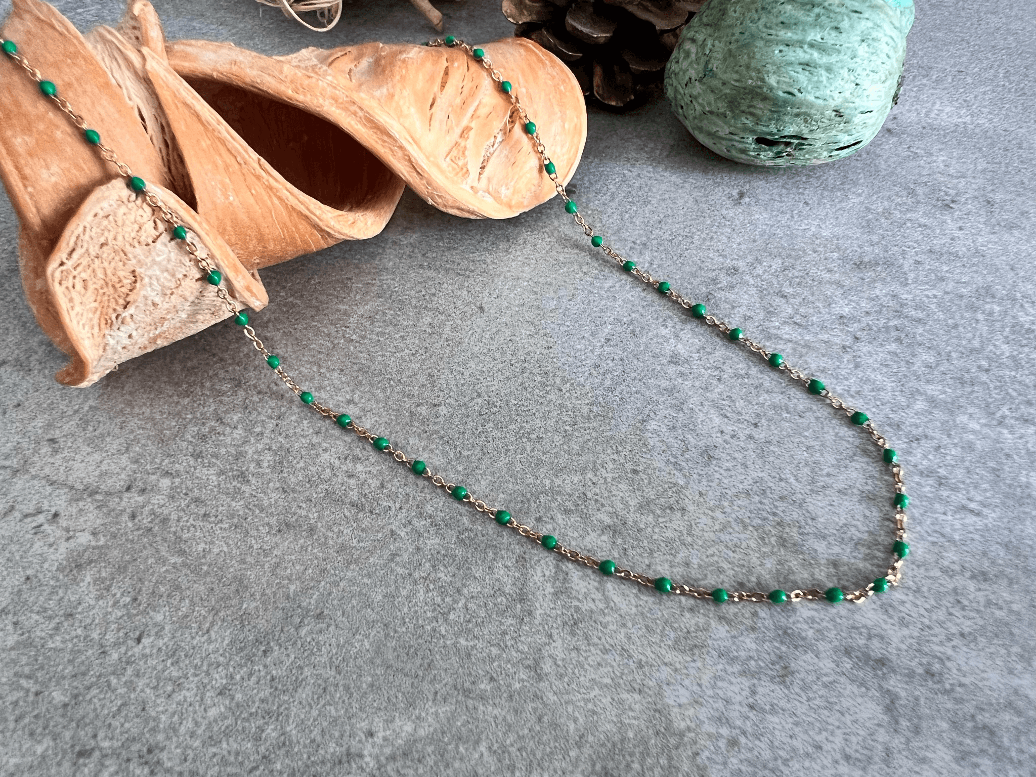Collier ETHEL perles résine vert chaîne dorée - Créations Uniques