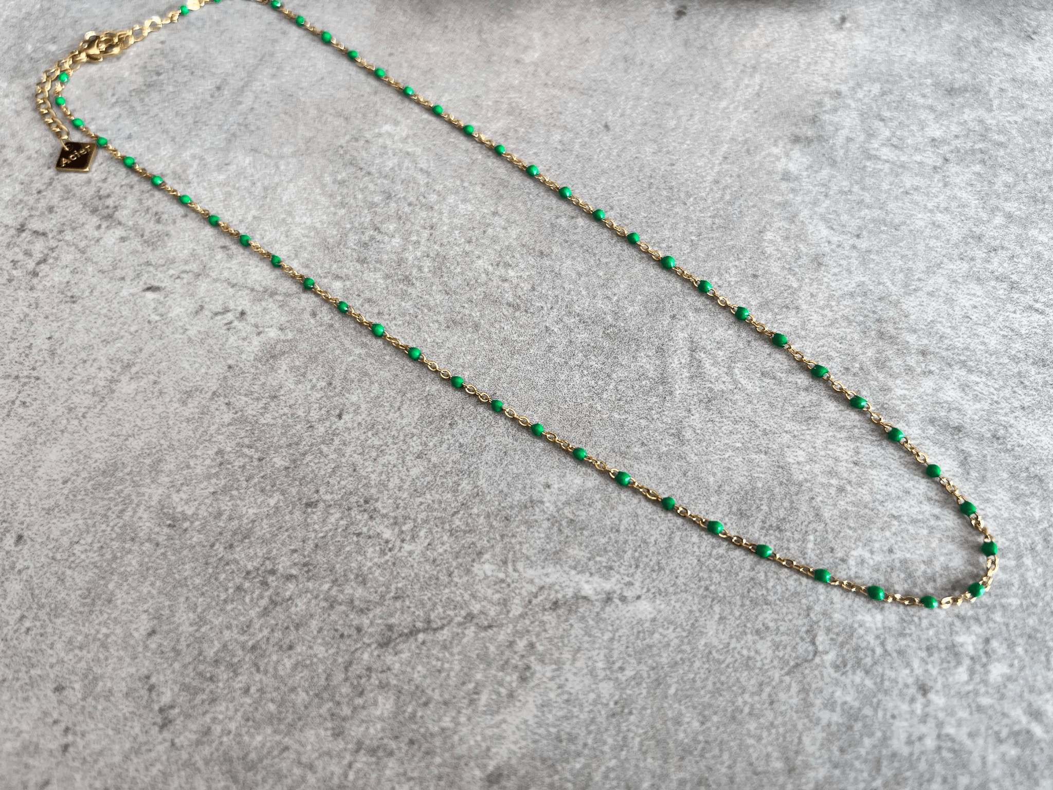 Collier ETHEL perles résine vert chaîne dorée - Créations Uniques