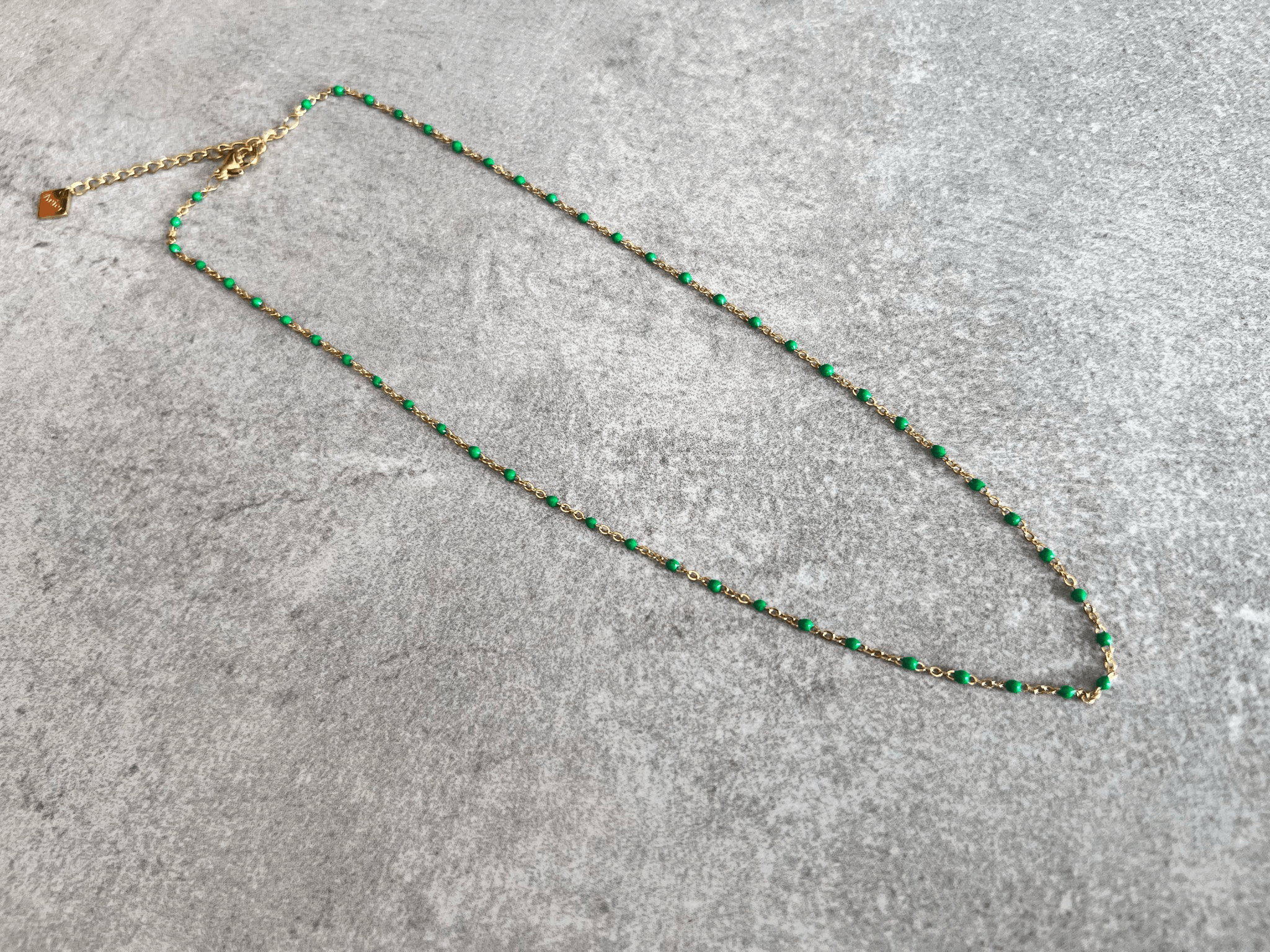 Collier ETHEL perles résine vert chaîne dorée - Créations Uniques