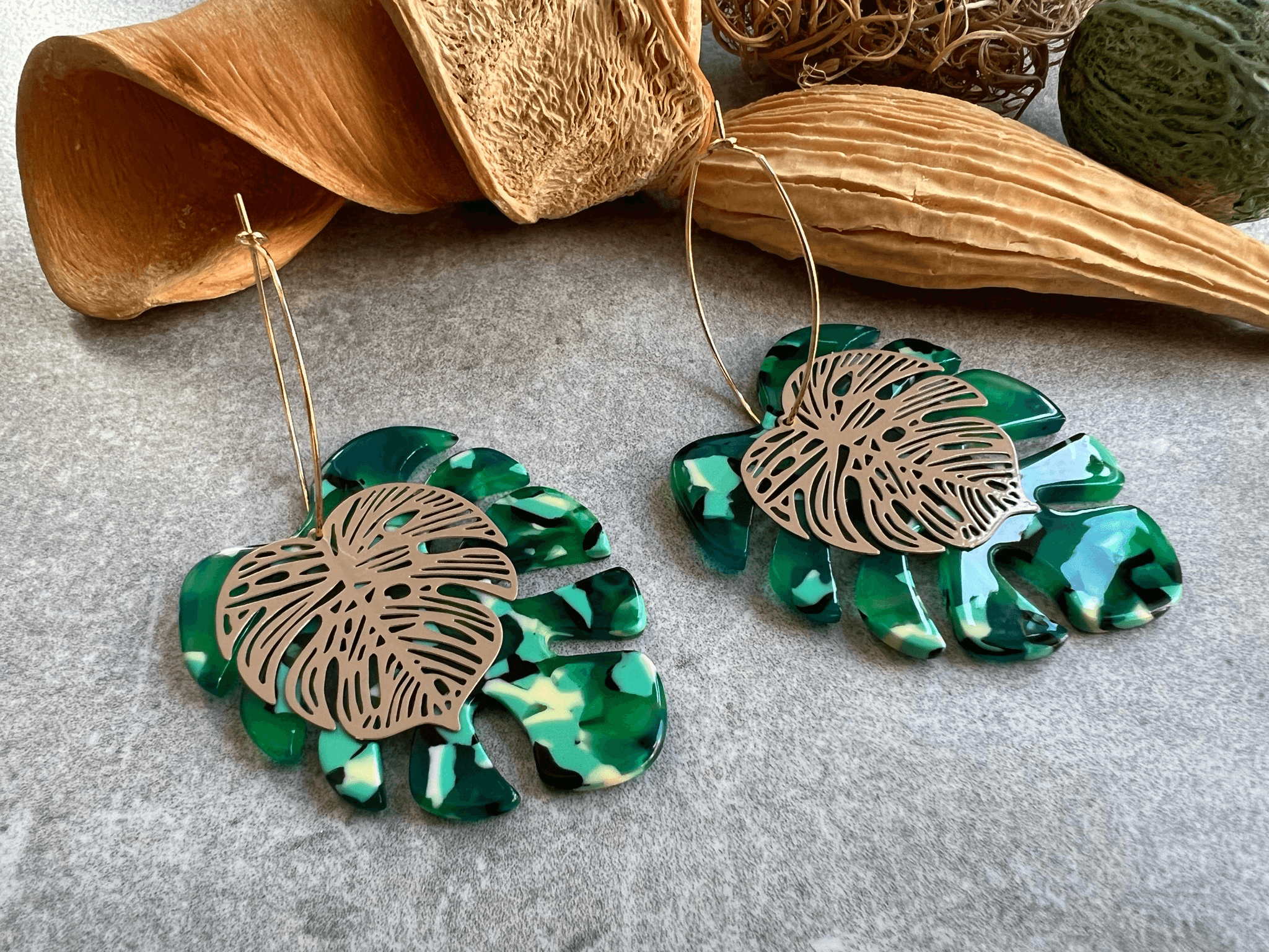 Boucles d’oreilles MADELINE feuilles tropicales vertes et marron clair - Créations Uniques - Créations Uniques
