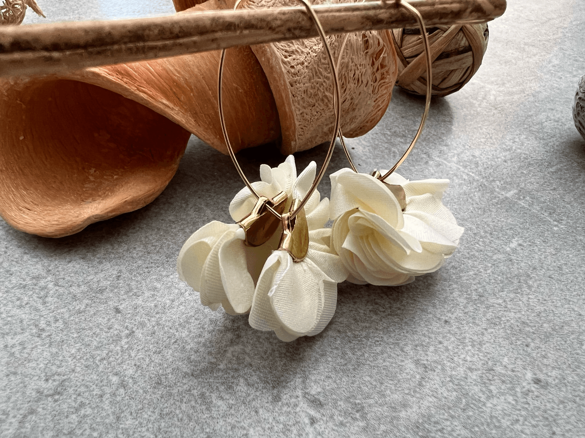 Boucles d’oreilles anneaux ovales MING pampilles tissu crème - Créations Uniques - Créations Uniques