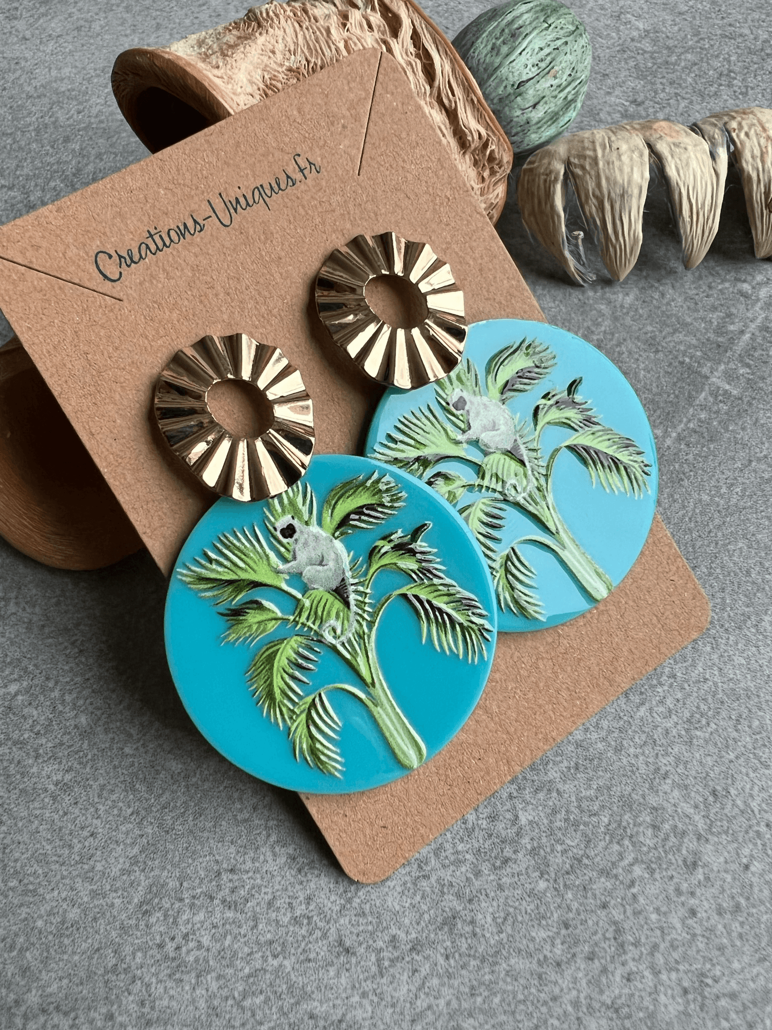 Boucles d’oreilles NOUNA résine bleu motif singe - Créations Uniques - Créations Uniques