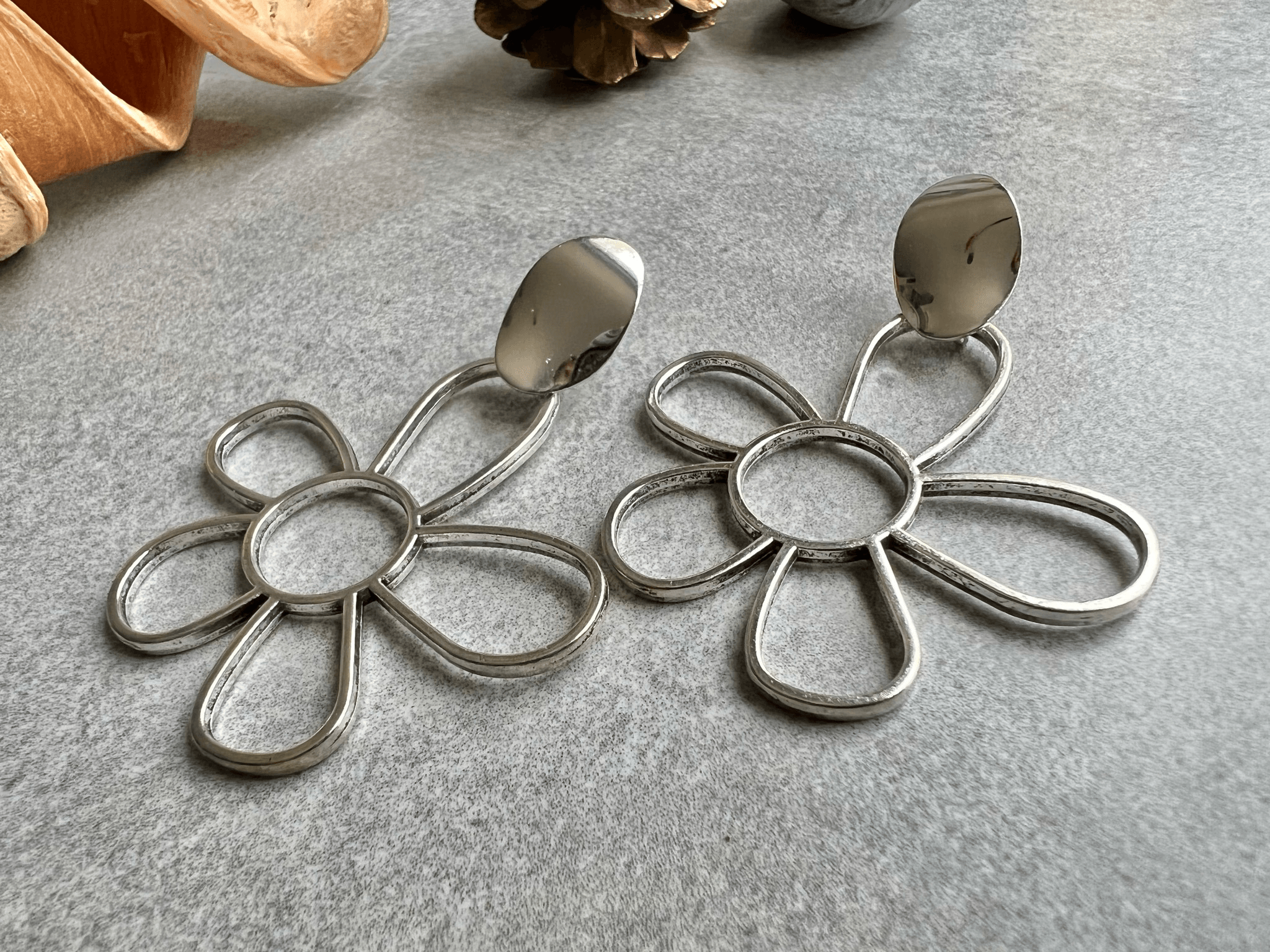 Boucles d’oreilles ENOLA fleurs argentées - Créations Uniques - Créations Uniques