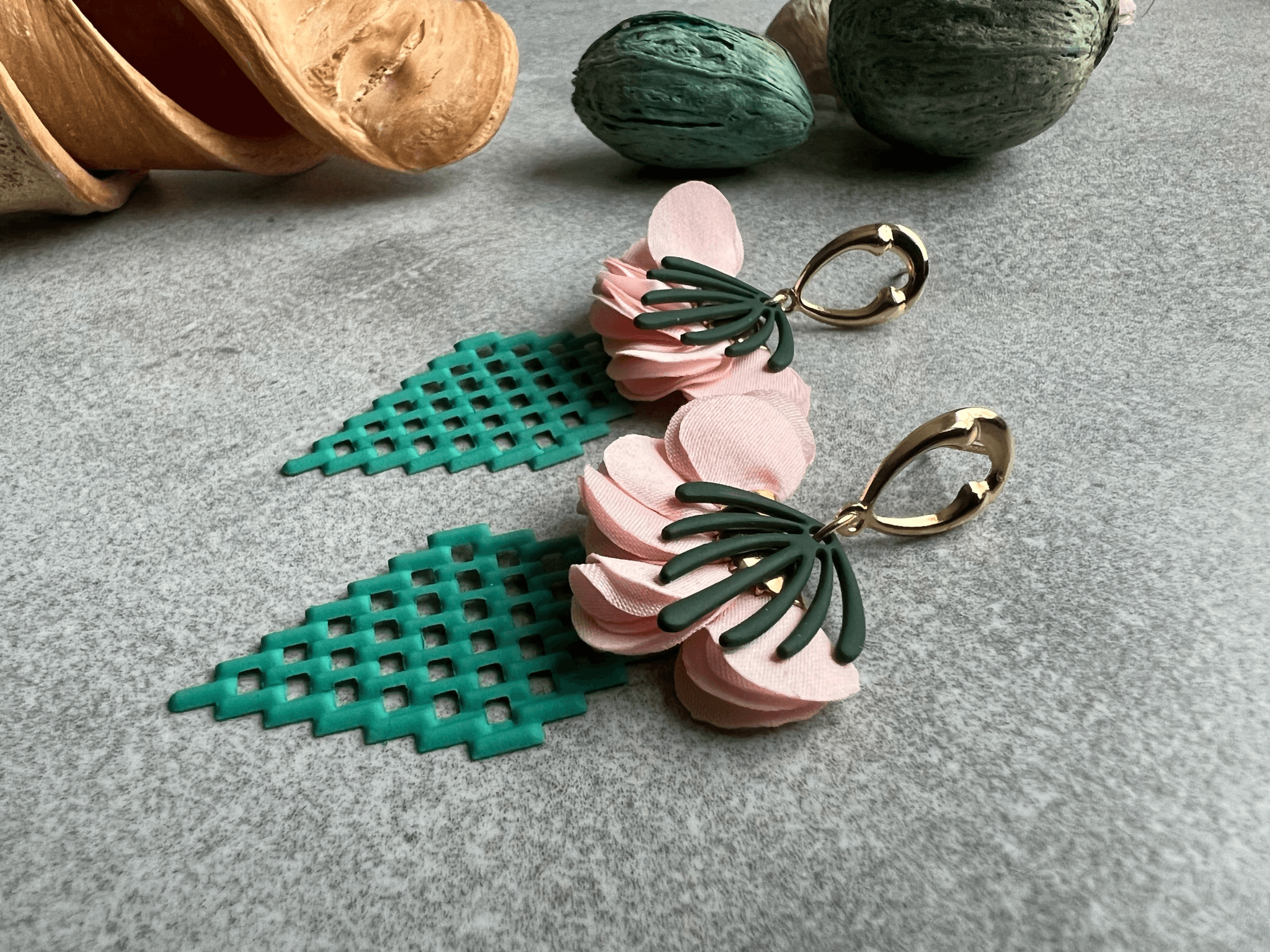 Boucles d’oreilles ROBERTA losanges quadrillés vert et pampilles rose - Créations Uniques - Créations Uniques