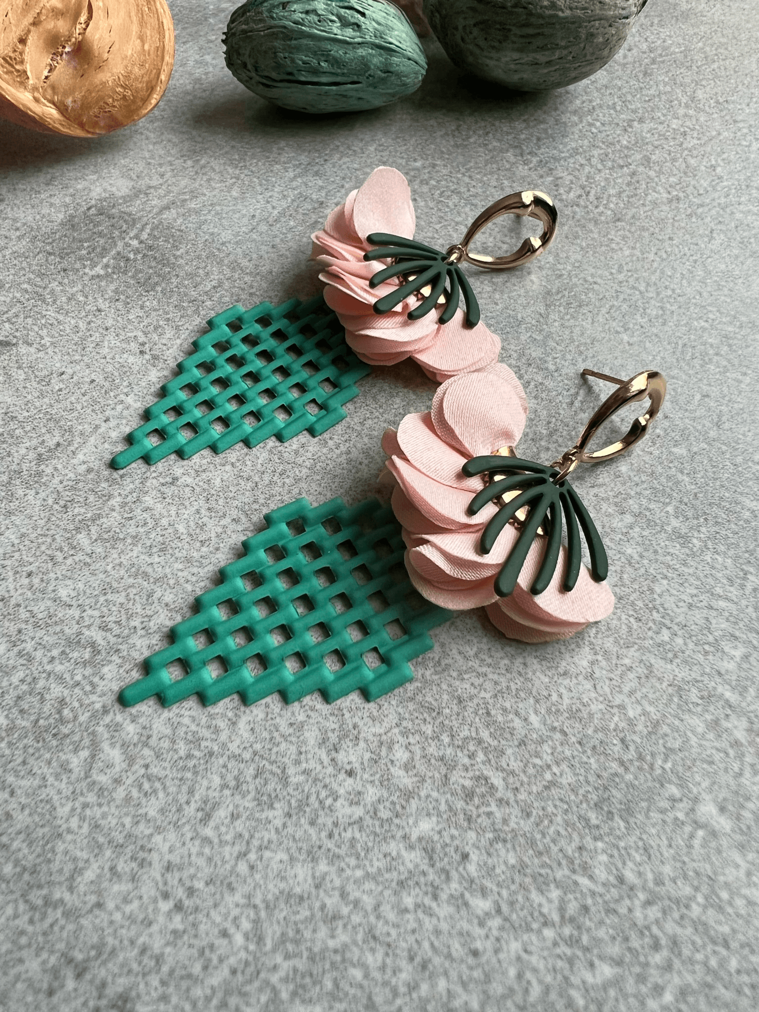 Boucles d’oreilles ROBERTA losanges quadrillés vert et pampilles rose - Créations Uniques - Créations Uniques